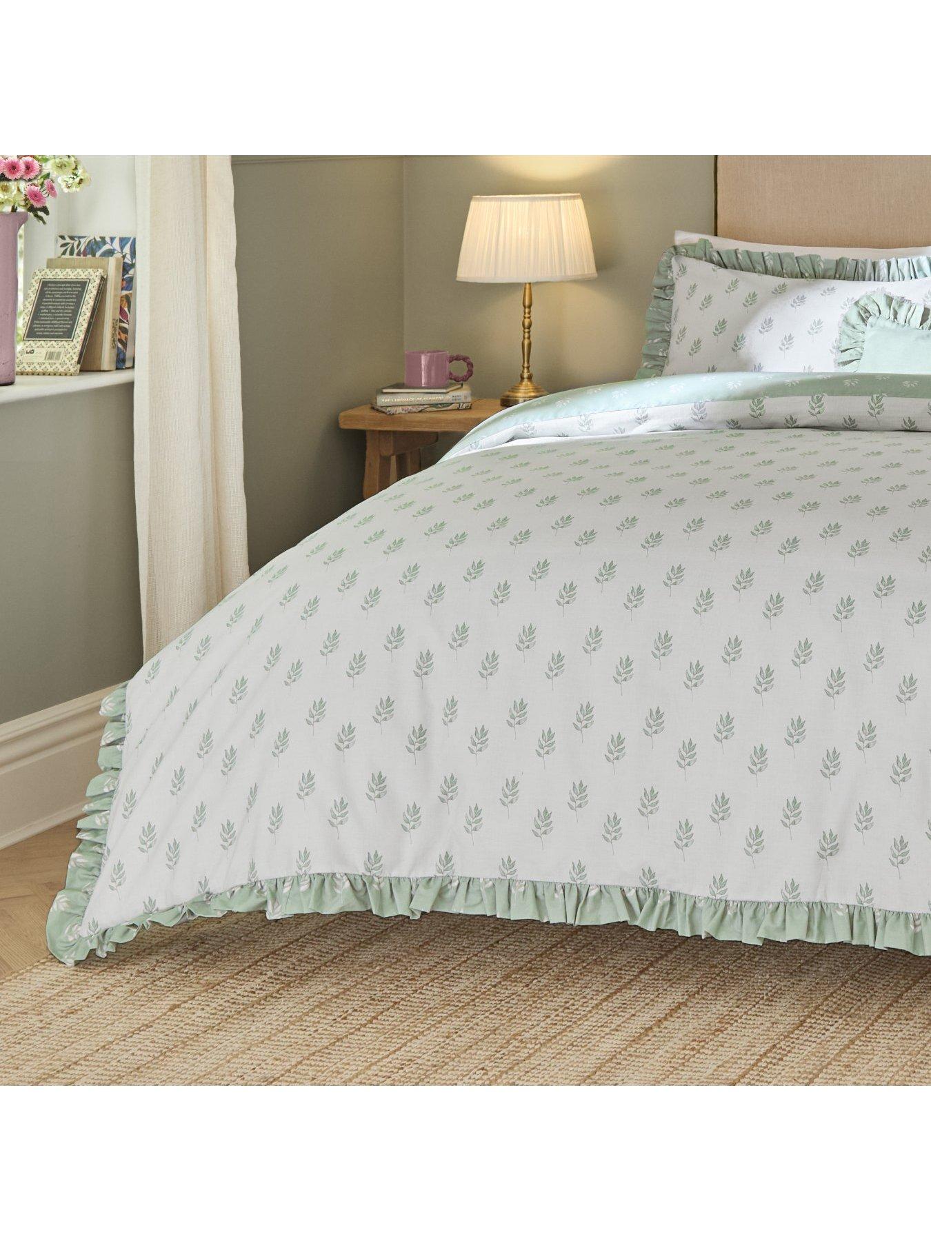 wylder-ava-duvet-set-white-sageoutfit
