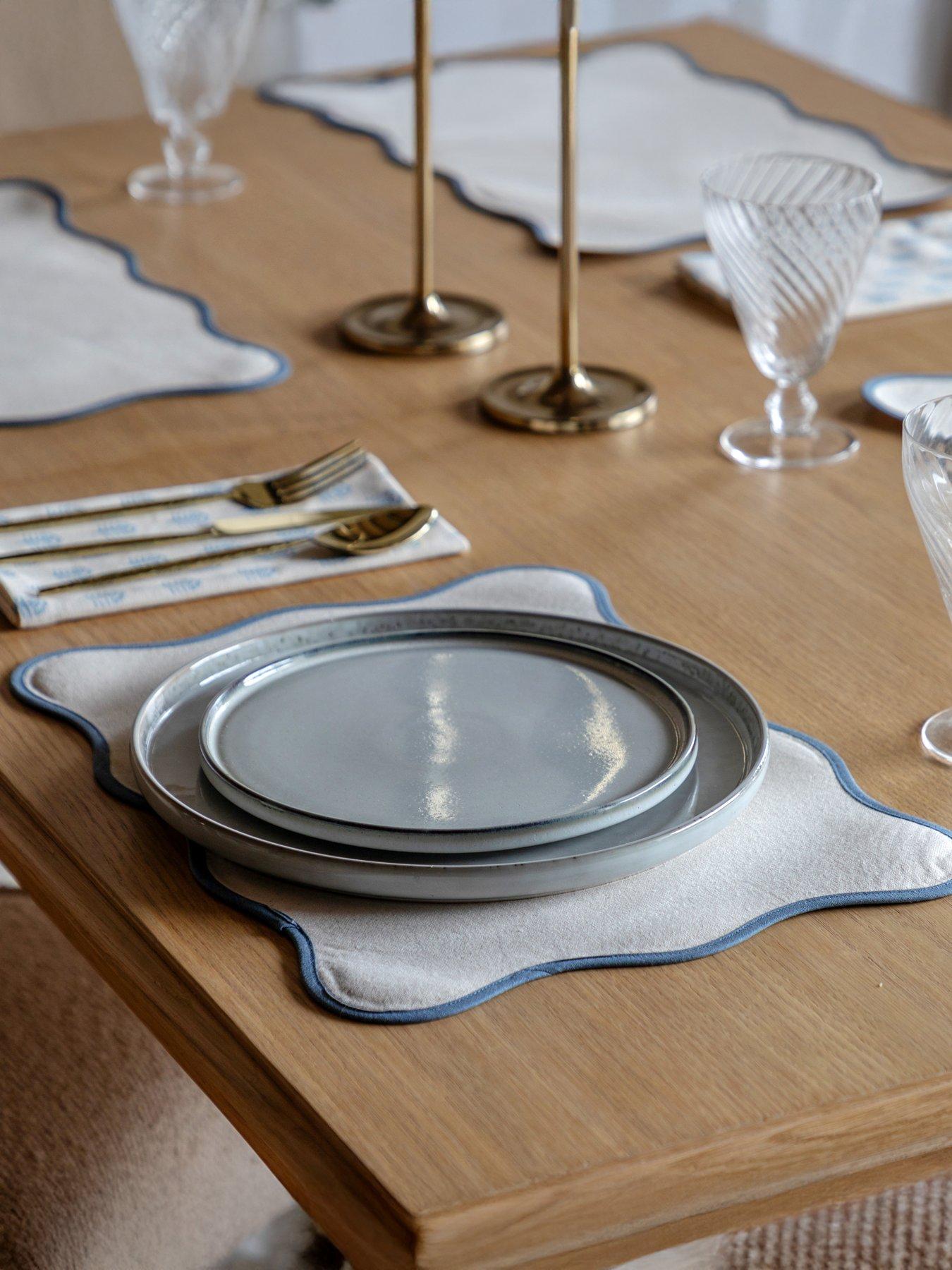gallery-direct-scallop-piped-placemats-4pkfront