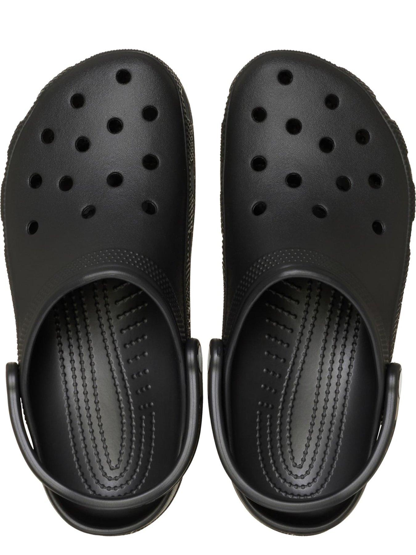 crocs-crocs-mens-evo-clog-sandaloutfit