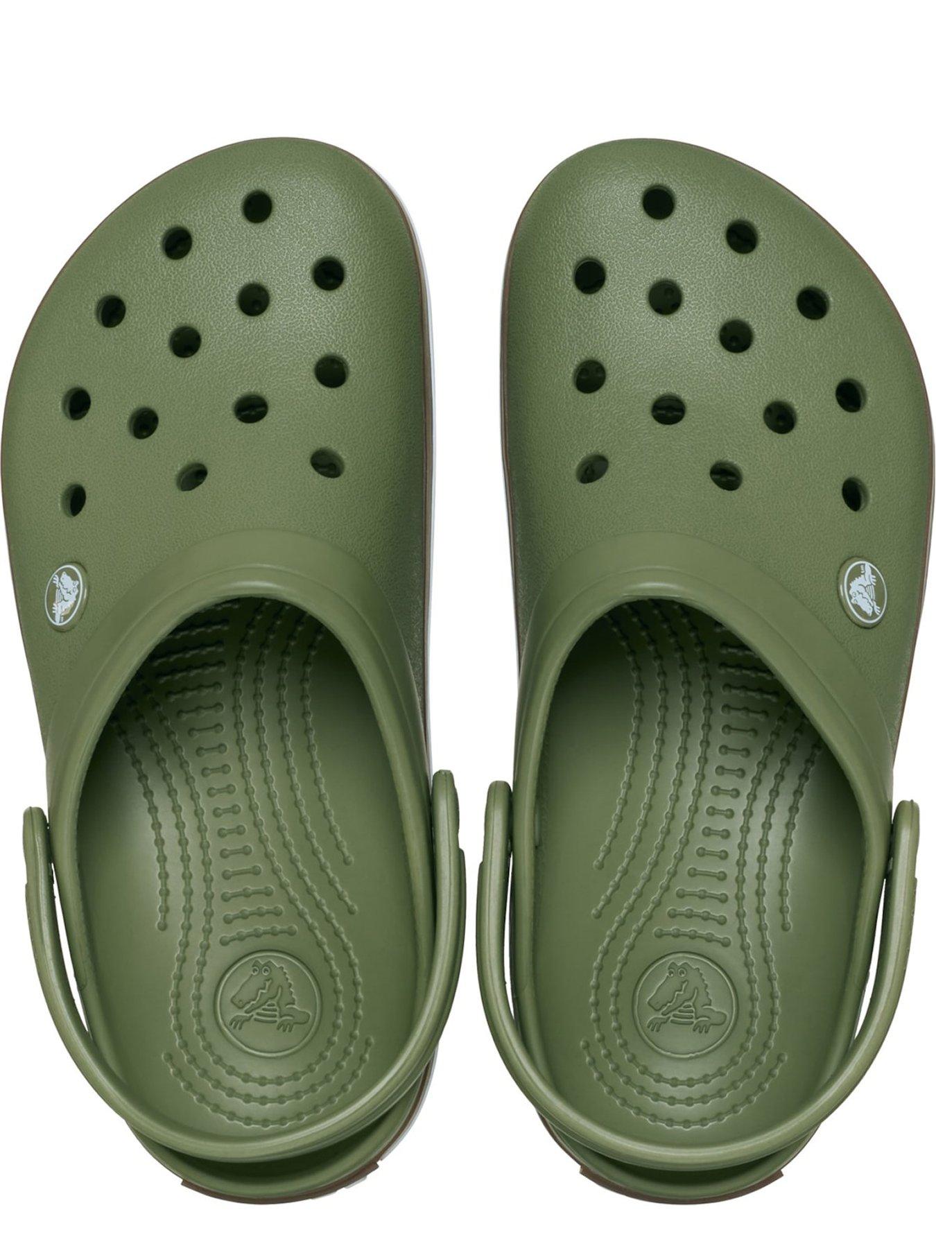 crocs-crocs-mens-crocband-gum-clog-sandaloutfit