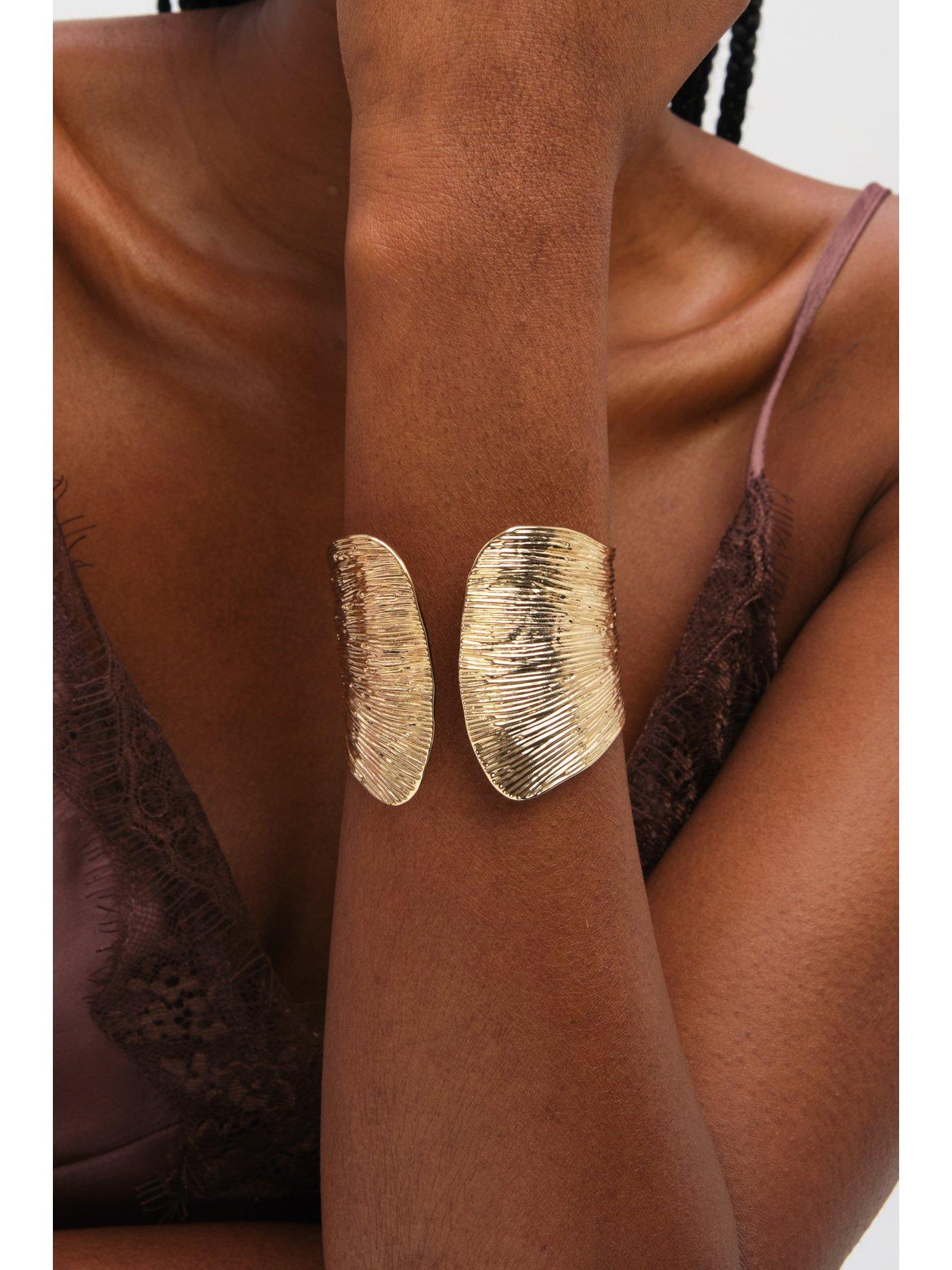 inicio-inicio-gold-plated-textured-cuff-gift-pouchback