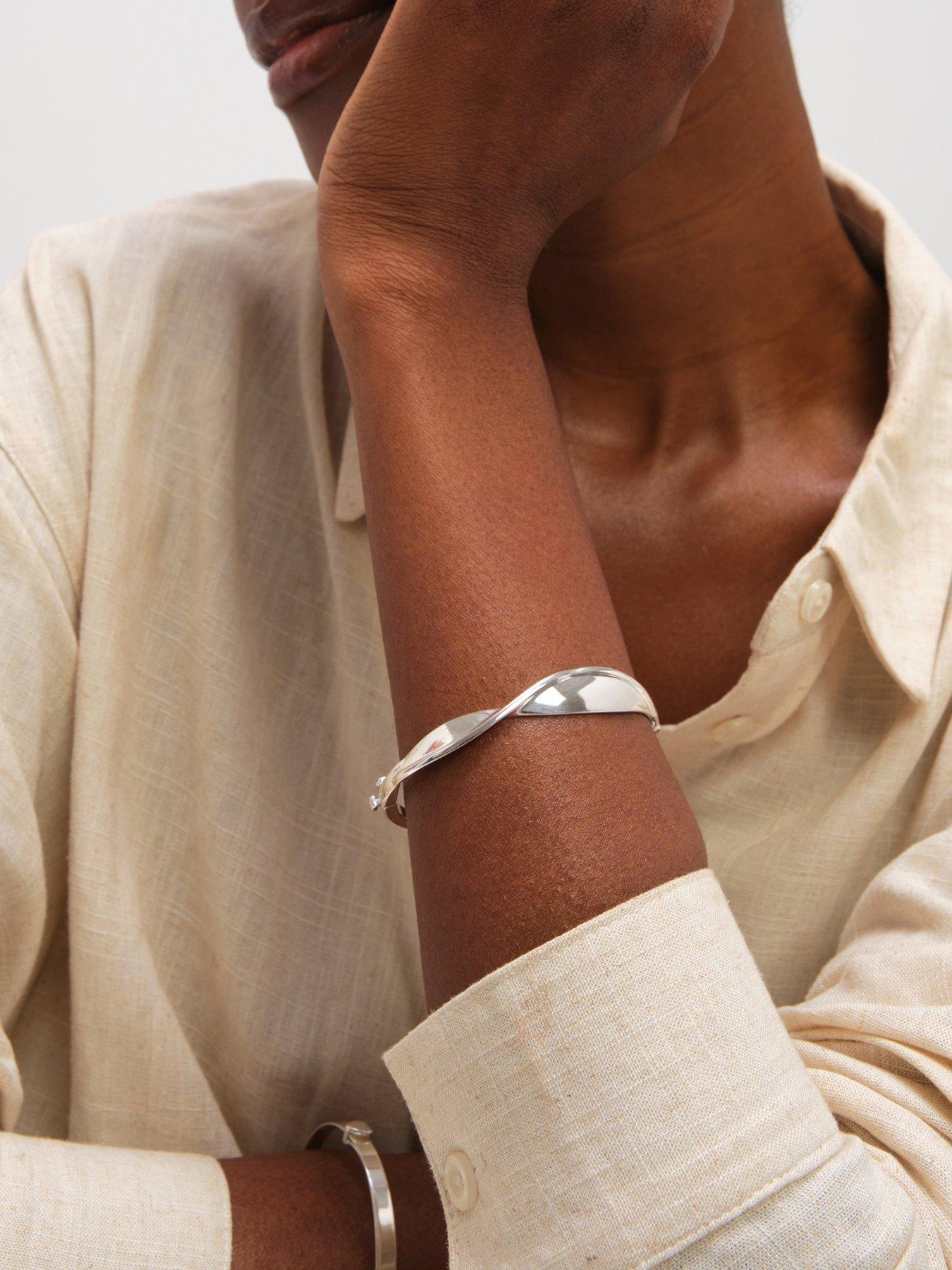 inicio-inicio-polished-wave-bangle-gift-pouchstillFront