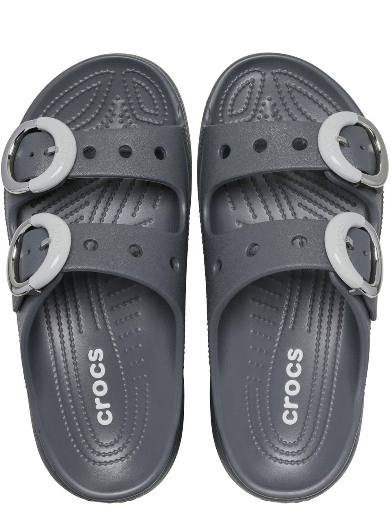 crocs-saturday-platform-buckle-carbonoutfit