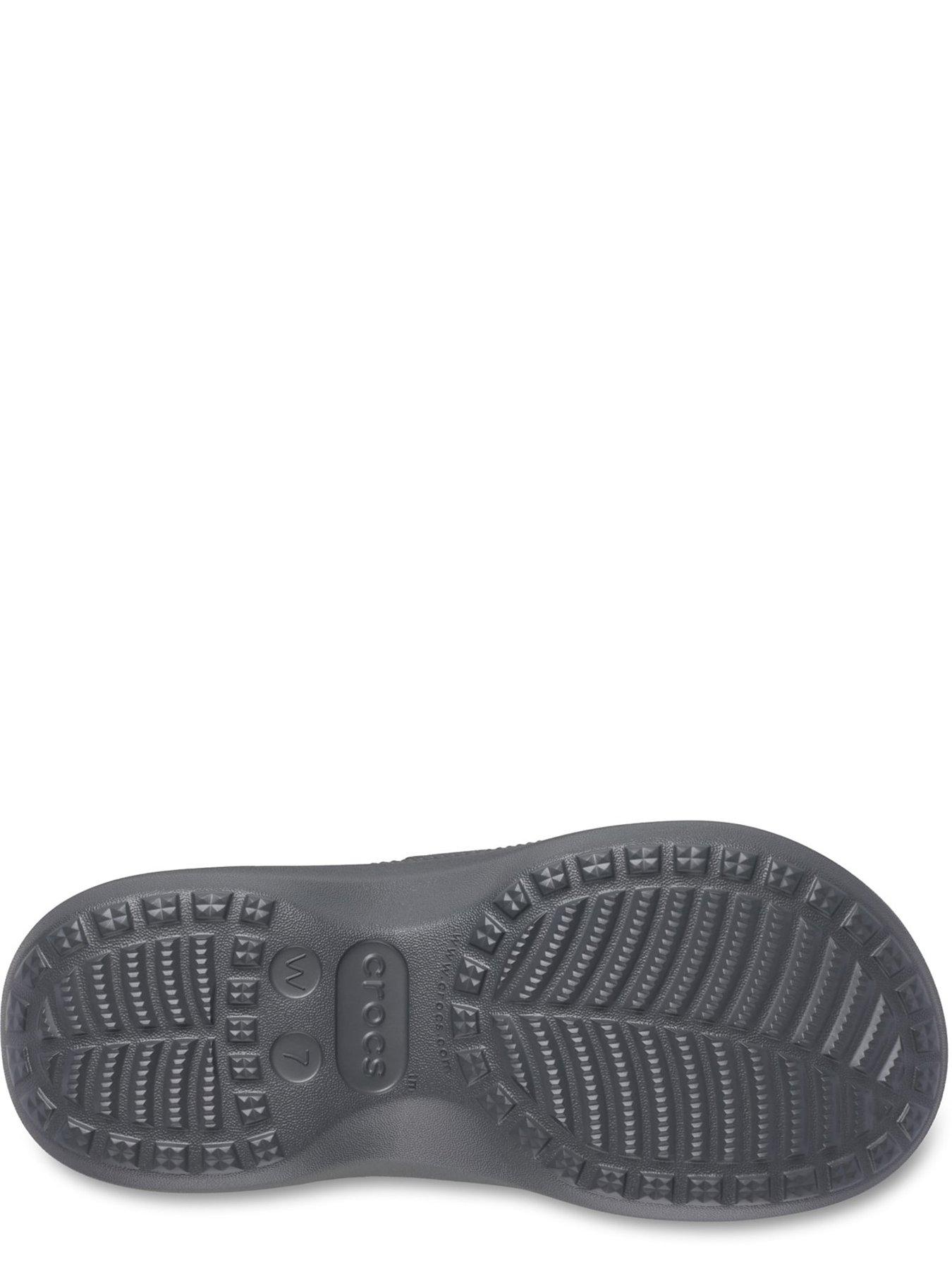 crocs-saturday-platform-buckle-carbondetail