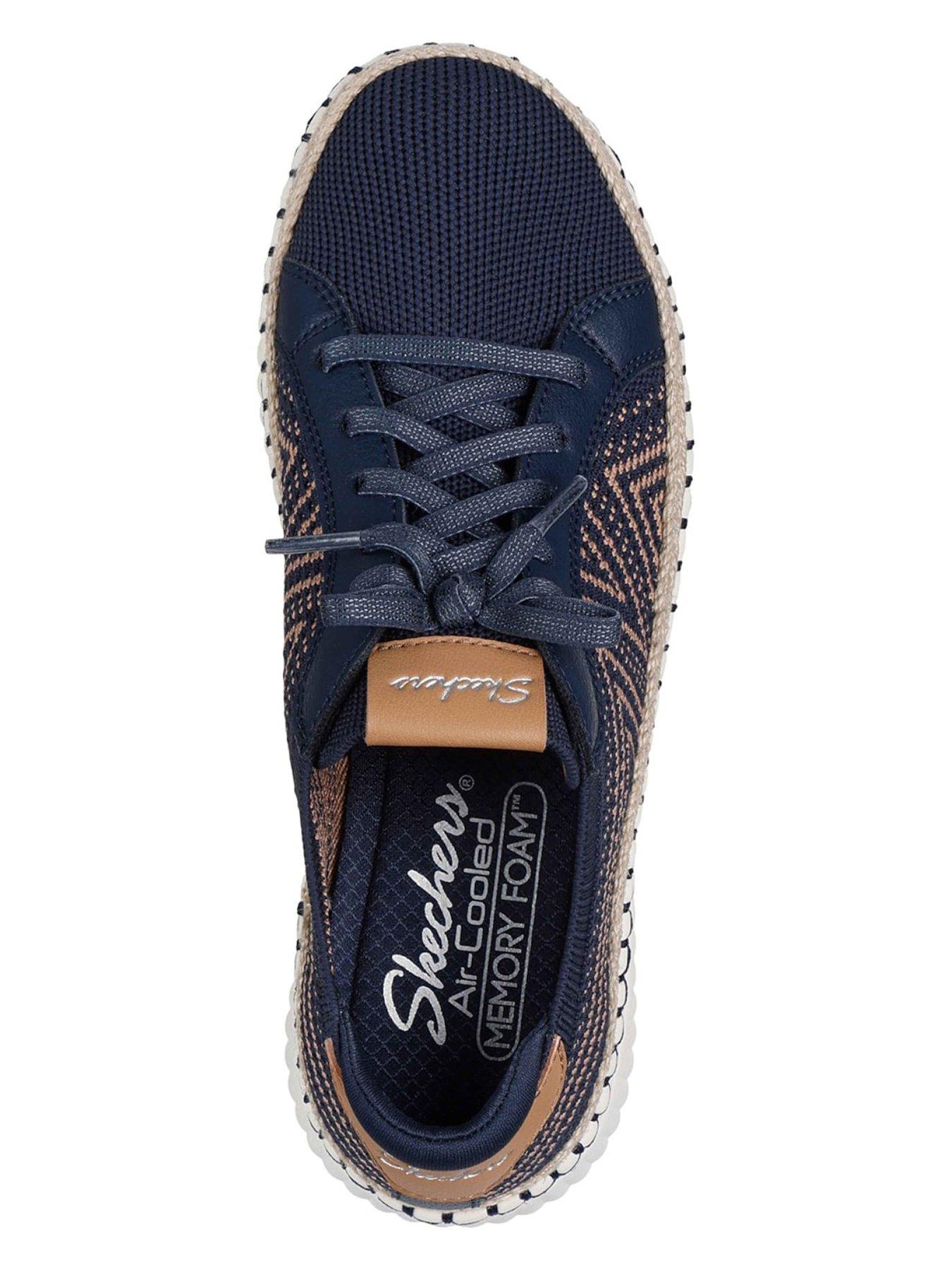 skechers-wilshire-blvd-bellevue-navyoutfit