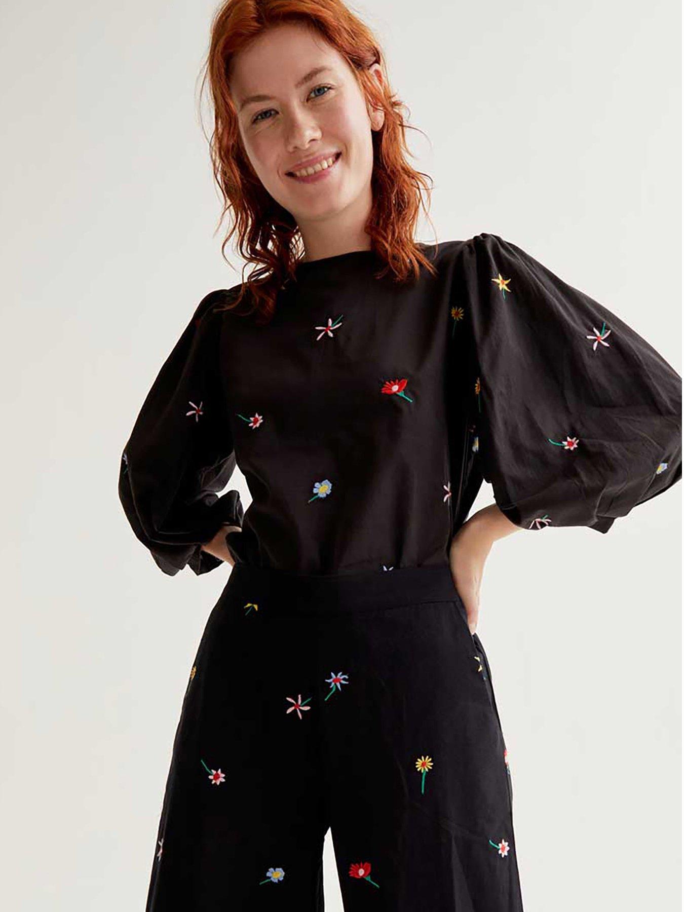 compania-fantastica-flowers-trousers-blackoutfit