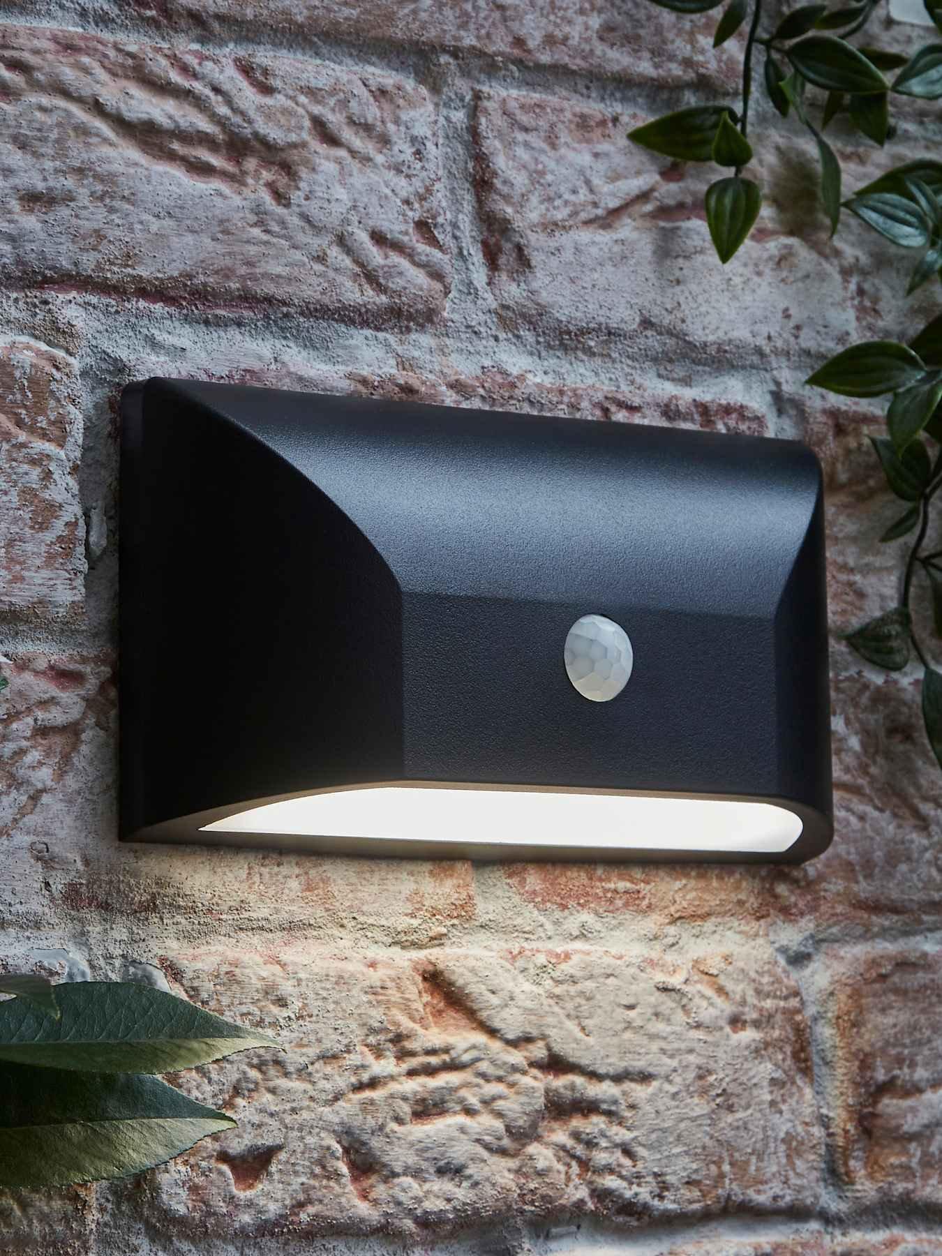 valuelights-owen-black-downlight-ip65-integrated-led-pir-motion-sensor-outdoor-wall-lightfront