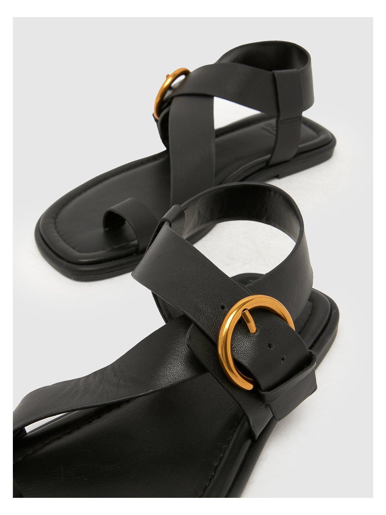 schuh-ec-tanvi-leather-toe-loop-sandal-blackoutfit