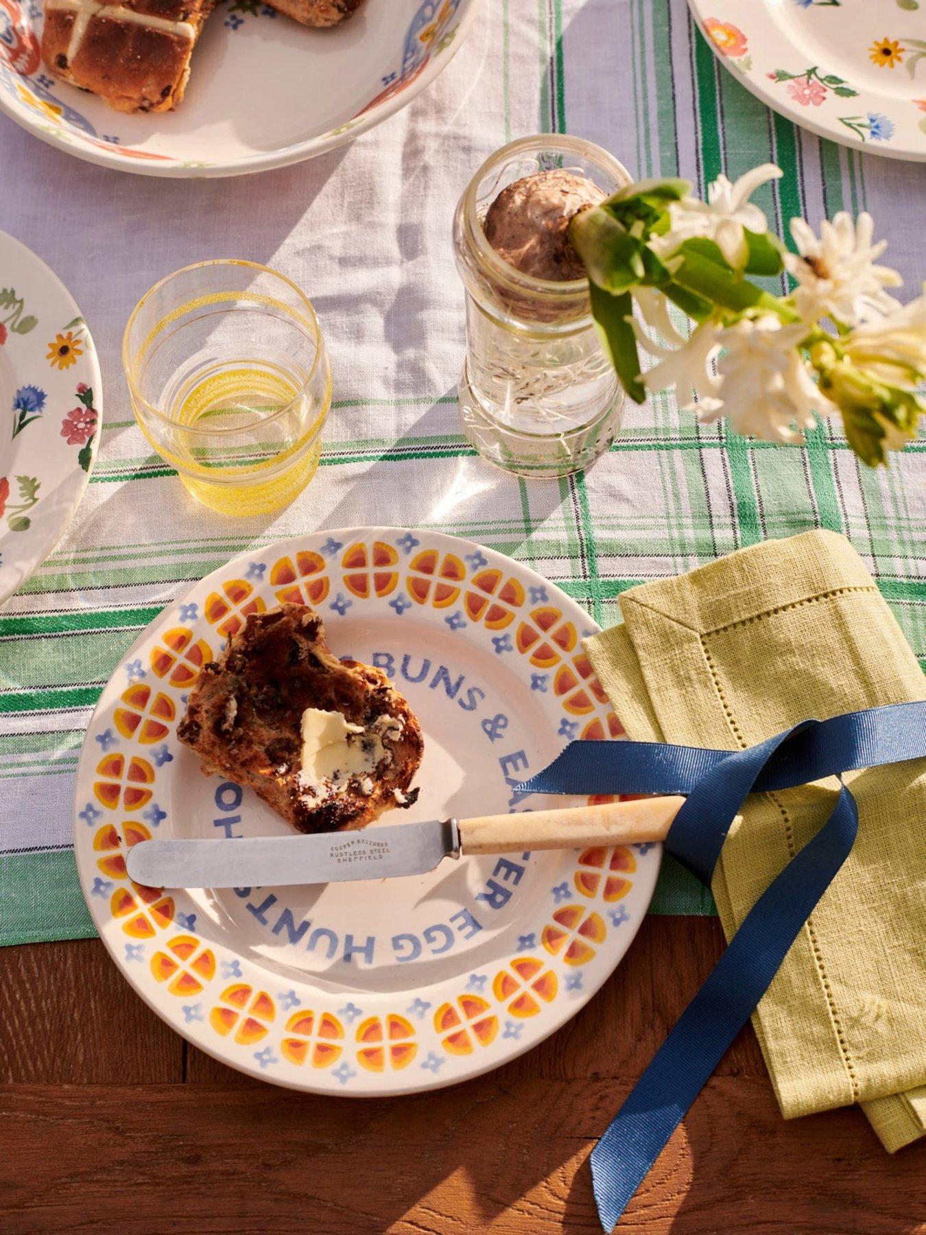 emma-bridgewater-hot-cross-buns-8-12-platefront