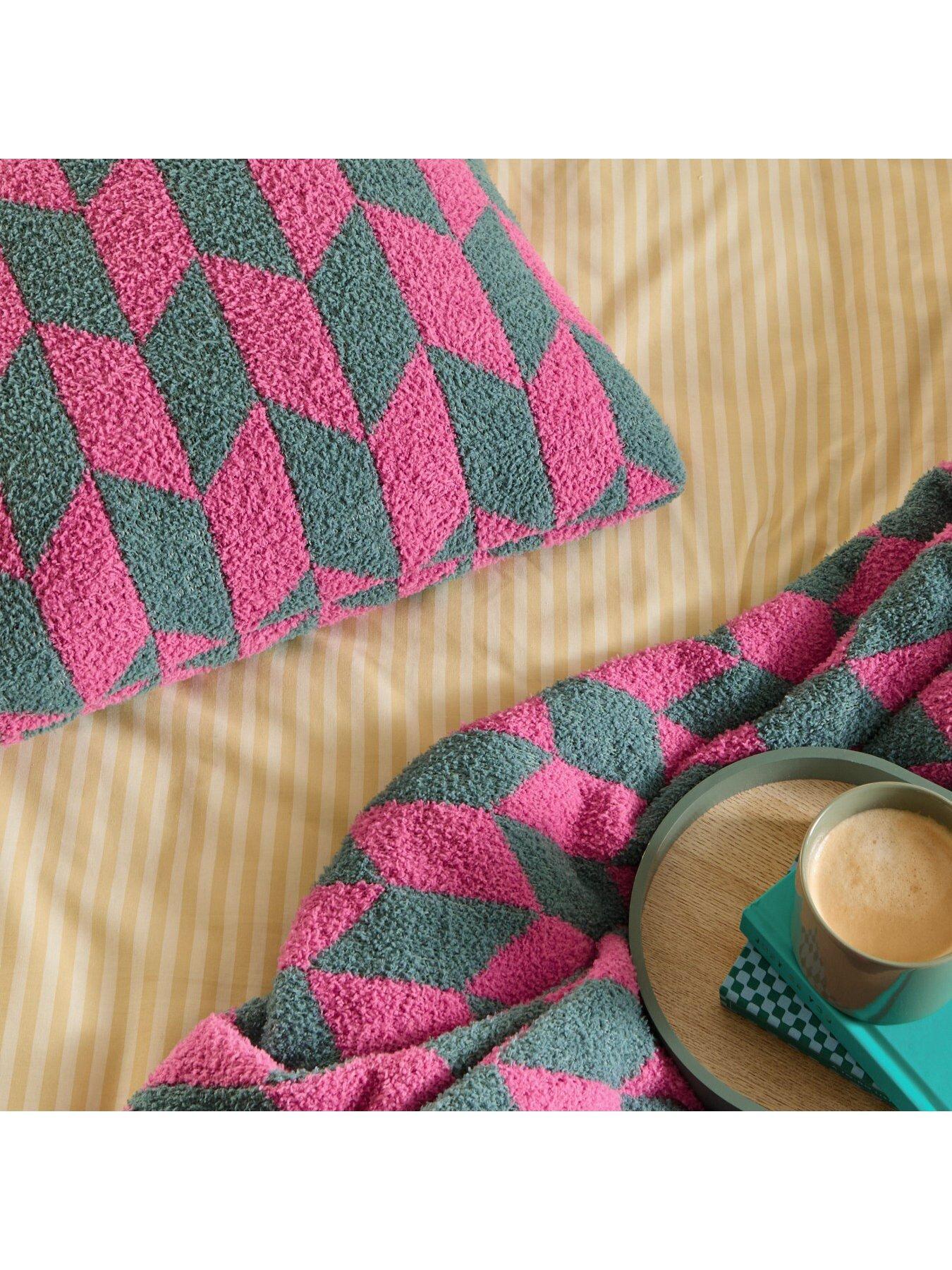 Image 5 of 5 of Furn OLSEN 45X45 POLYESTER CUSHION RETRO PINK