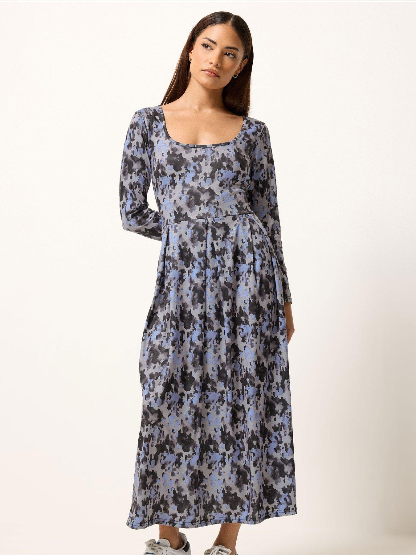 pixiegirl-petite-abstract-long-sleeve-pleat-midi-dress-blackback
