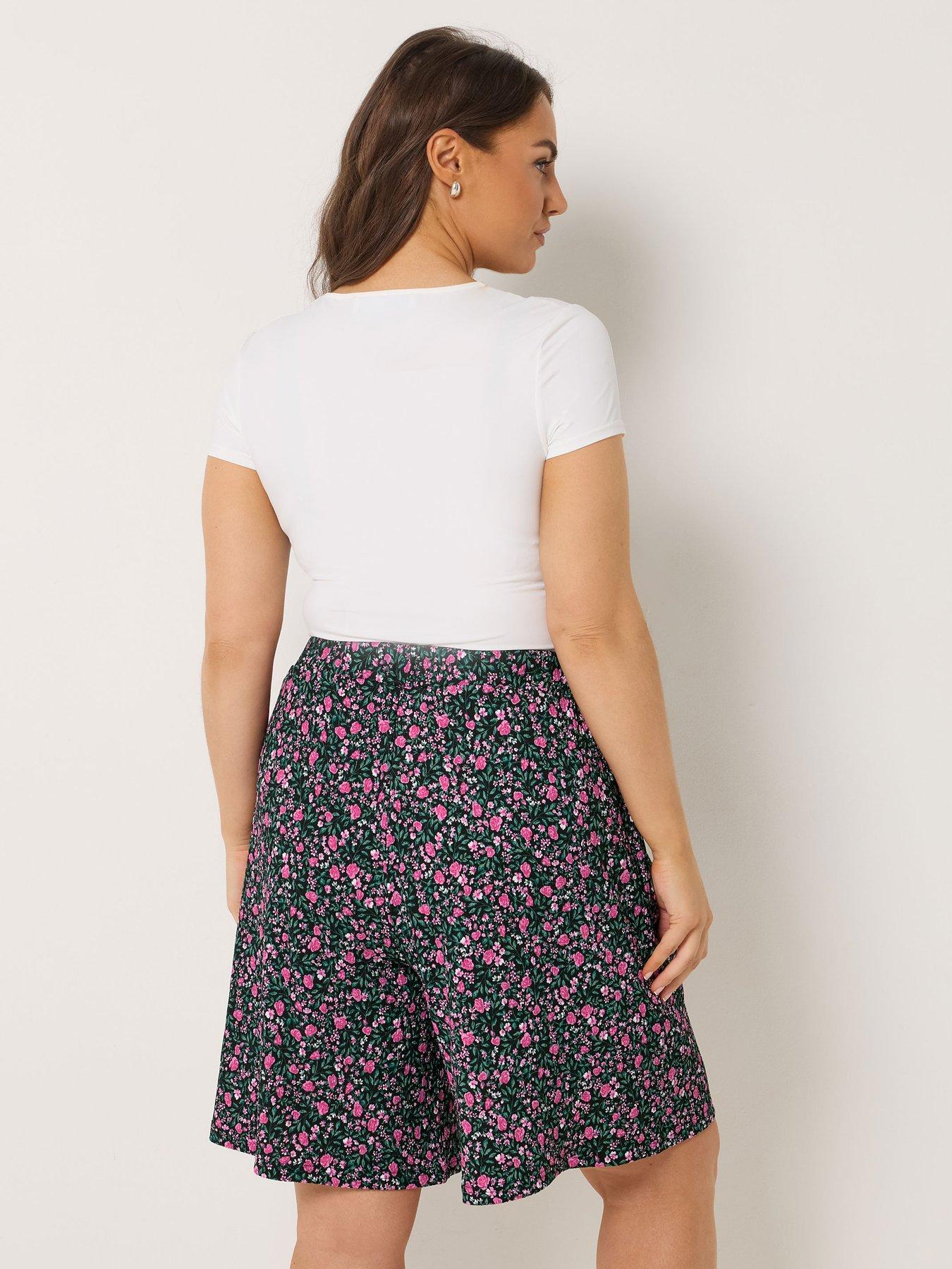 Image 2 of 5 of Yours Curve Jersey Crinkle Ditsy Print Shorts - Black