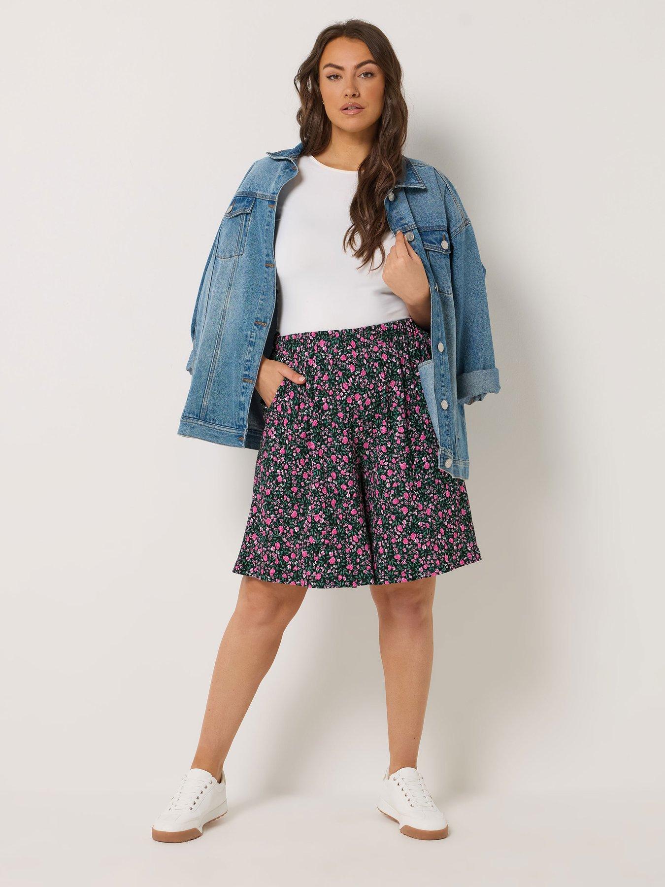Image 3 of 5 of Yours Curve Jersey Crinkle Ditsy Print Shorts - Black