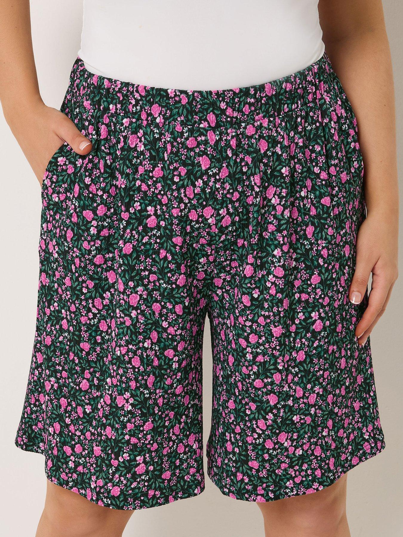 Image 4 of 5 of Yours Curve Jersey Crinkle Ditsy Print Shorts - Black
