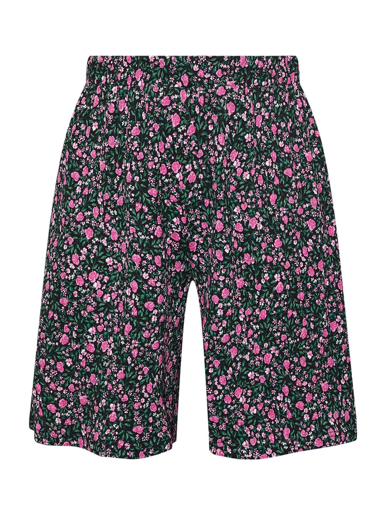 Image 5 of 5 of Yours Curve Jersey Crinkle Ditsy Print Shorts - Black