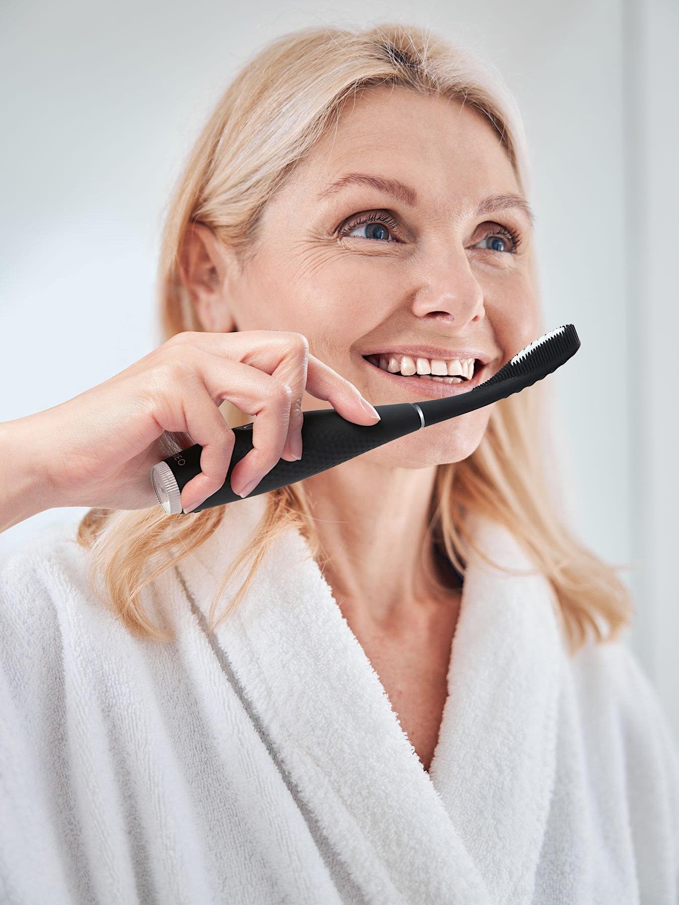foreo-issa-4-plus-blackoutfit