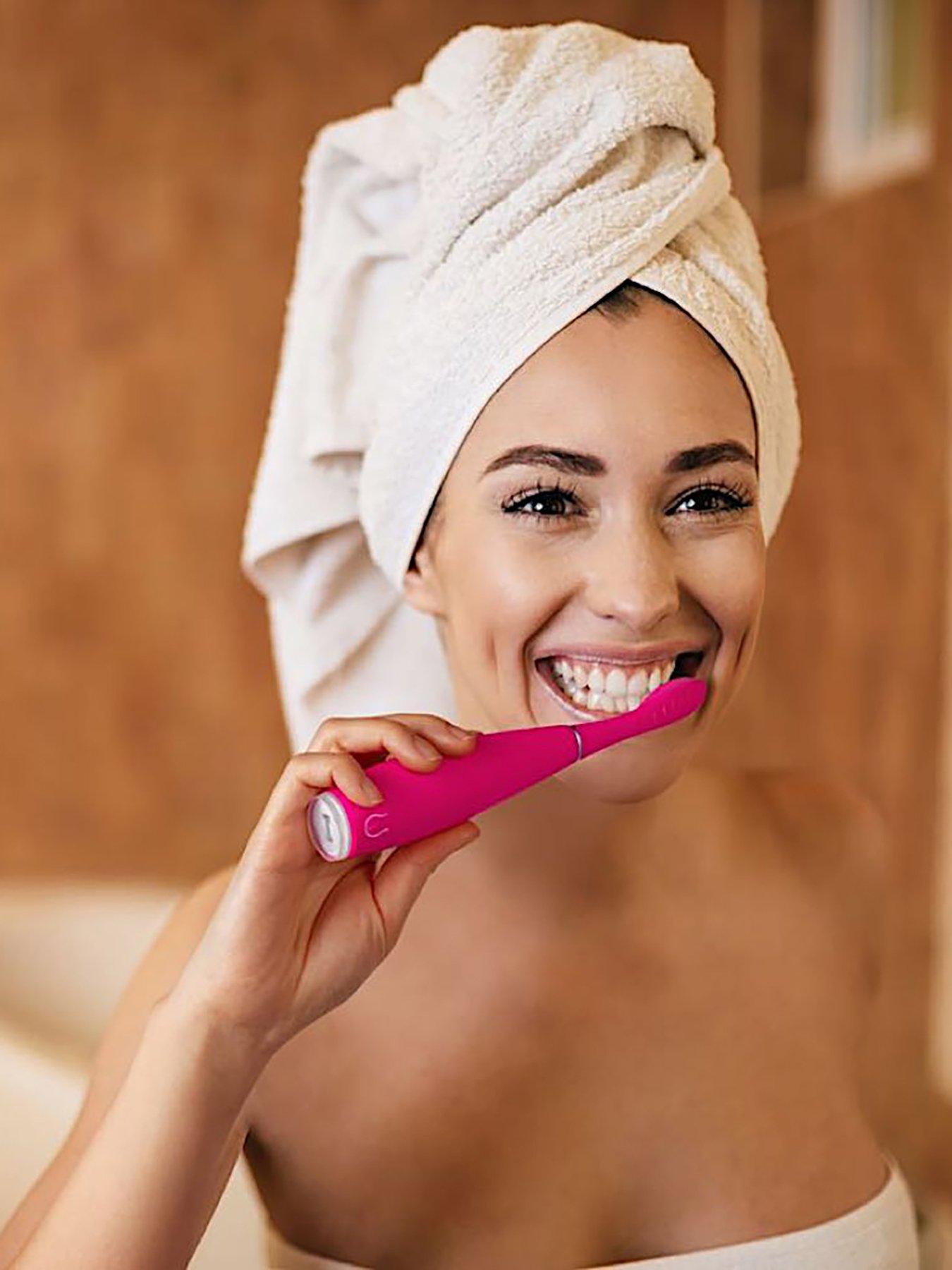 foreo-issa-4-fuchsiaoutfit