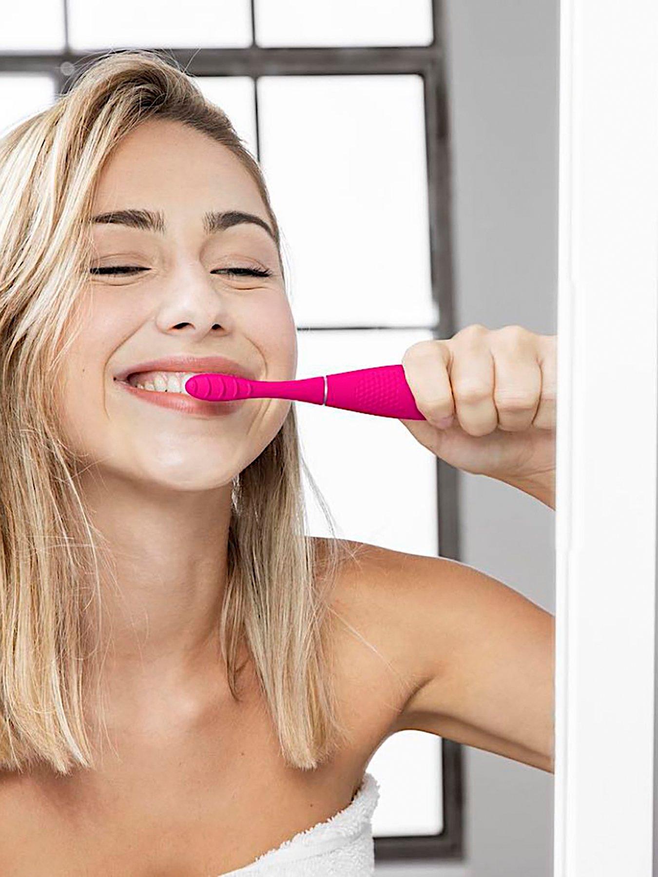 foreo-issa-4-smile-wild-strawberryoutfit