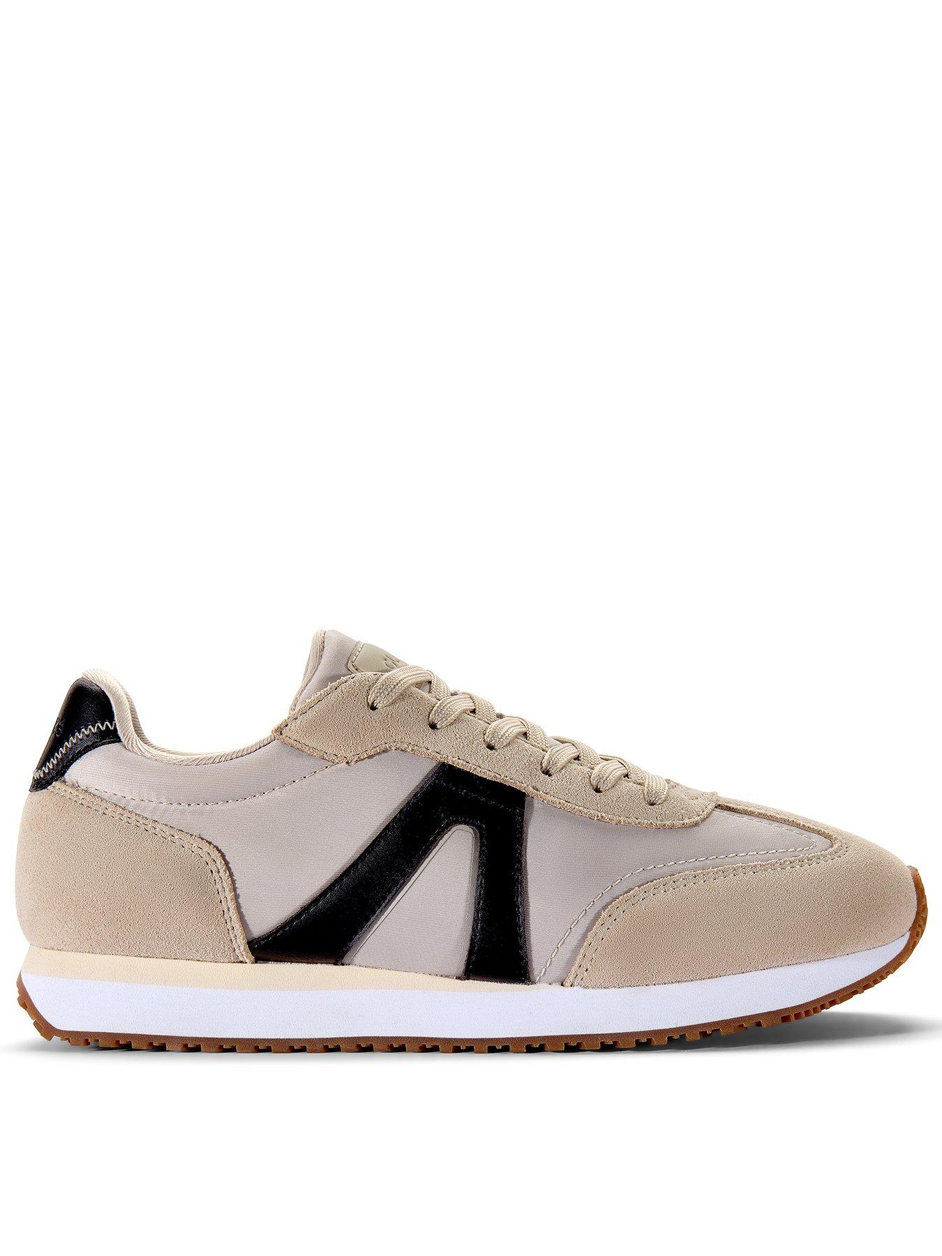 clarks-calo-run-beige-combifront