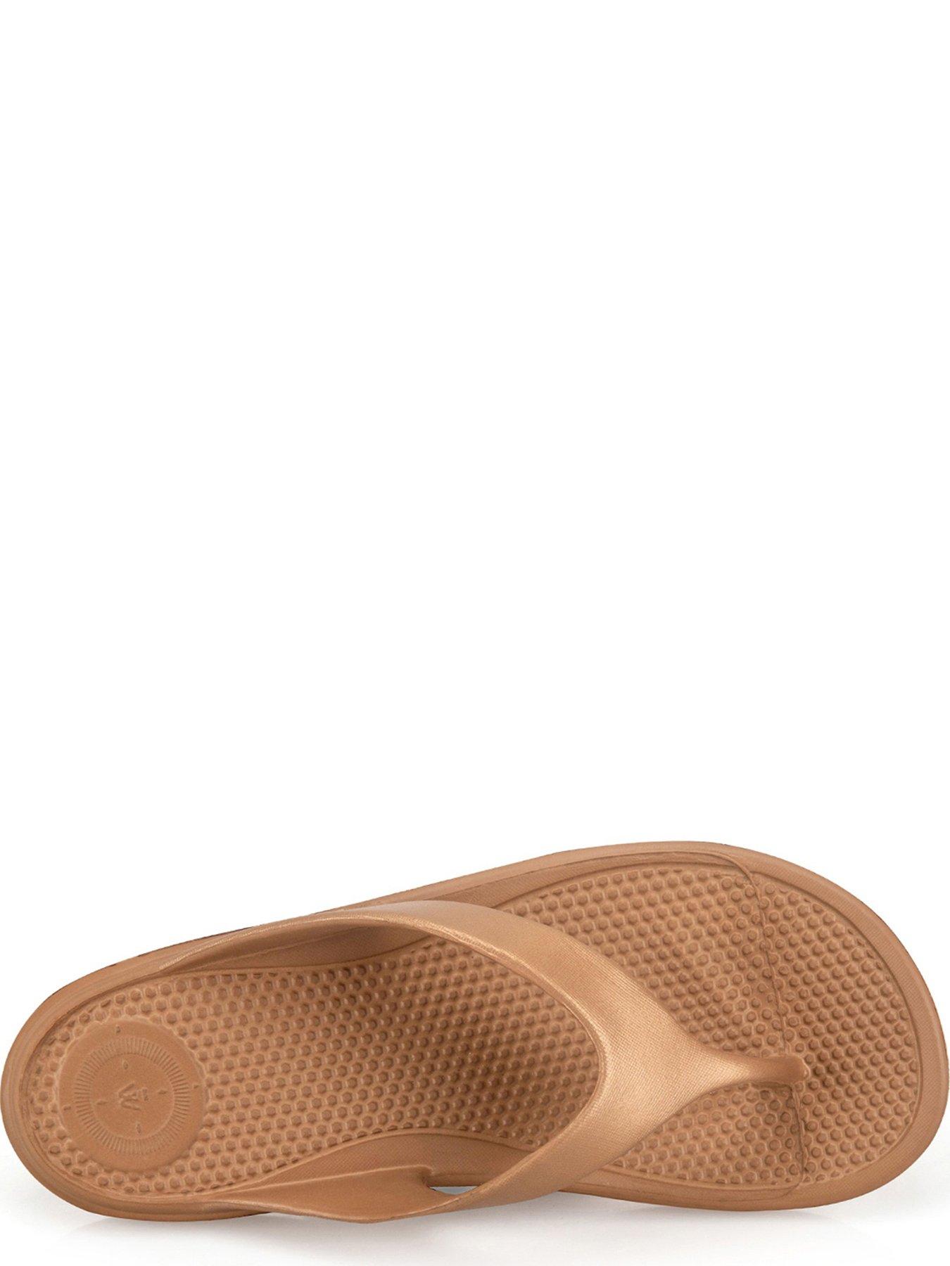 totes-totes-solbounce-ladies-toe-post-gold-metallicoutfit