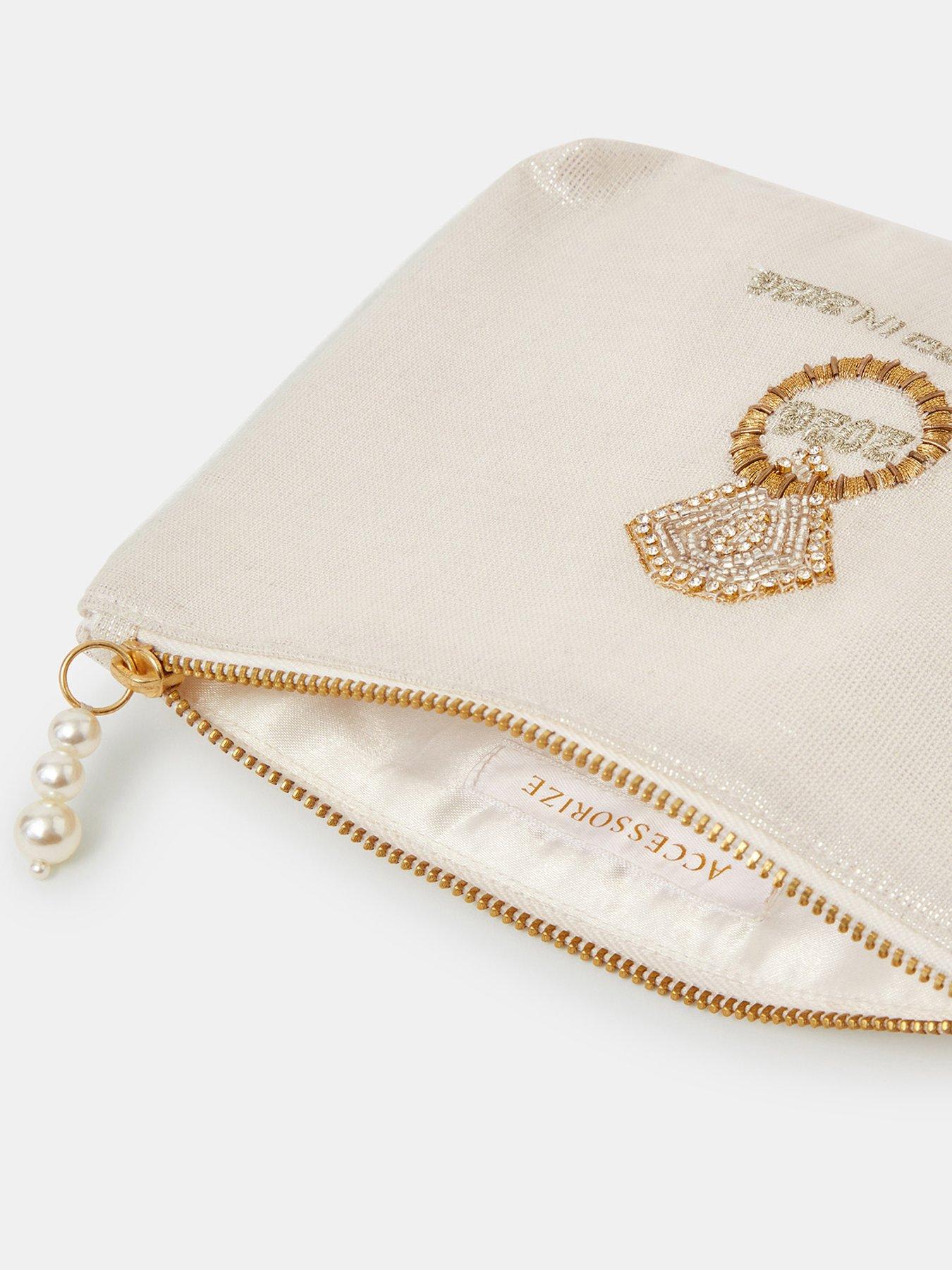 accessorize-engaged-in-2026-engagement-ring-pouchoutfit