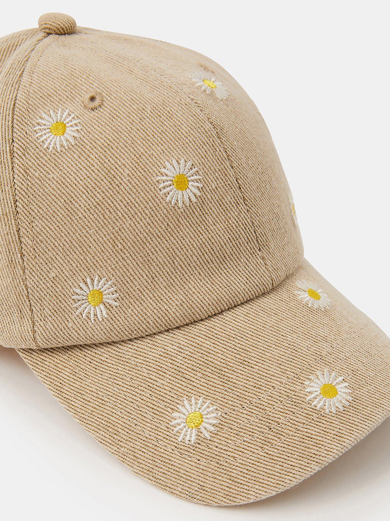 accessorize-daisy-embroidered-baseball-capoutfit