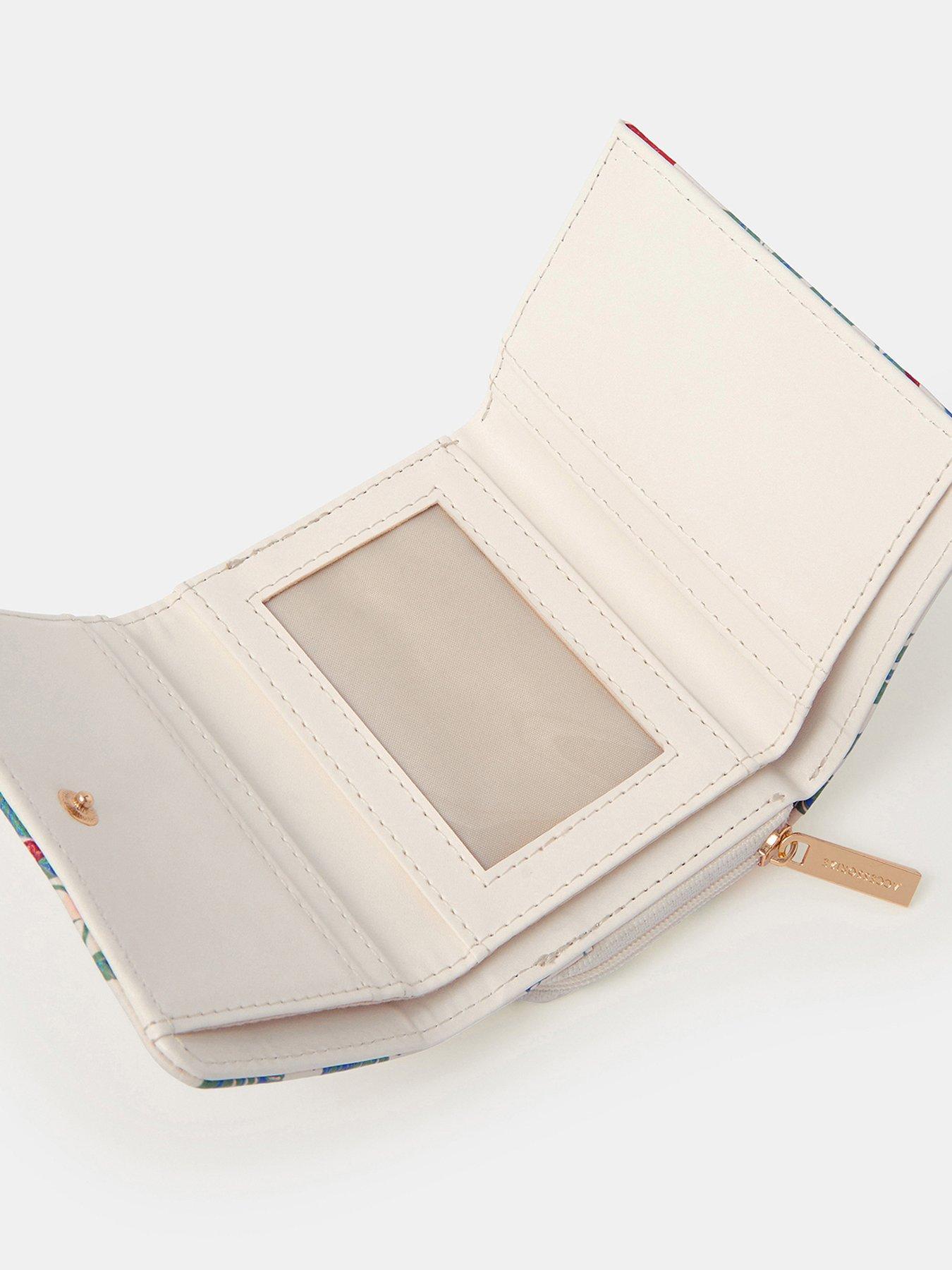 accessorize-strawberry-print-tri-fold-purseoutfit