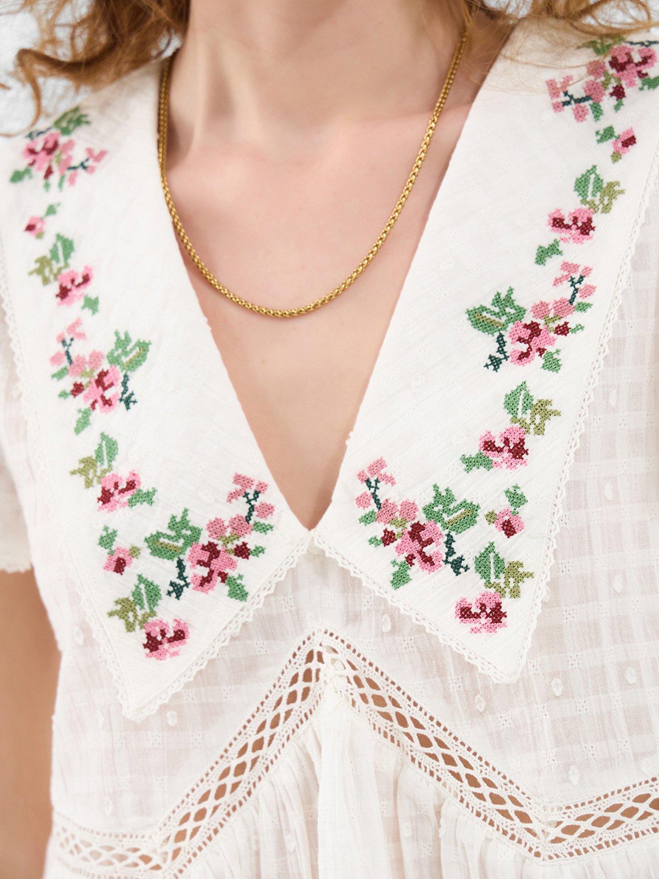 accessorize-floral-embroidered-collar-blouseoutfit
