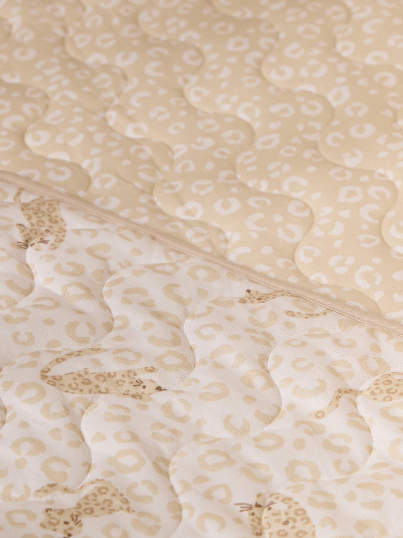 tutti-bambini-cotcot-bed-coverlet-love-catsback