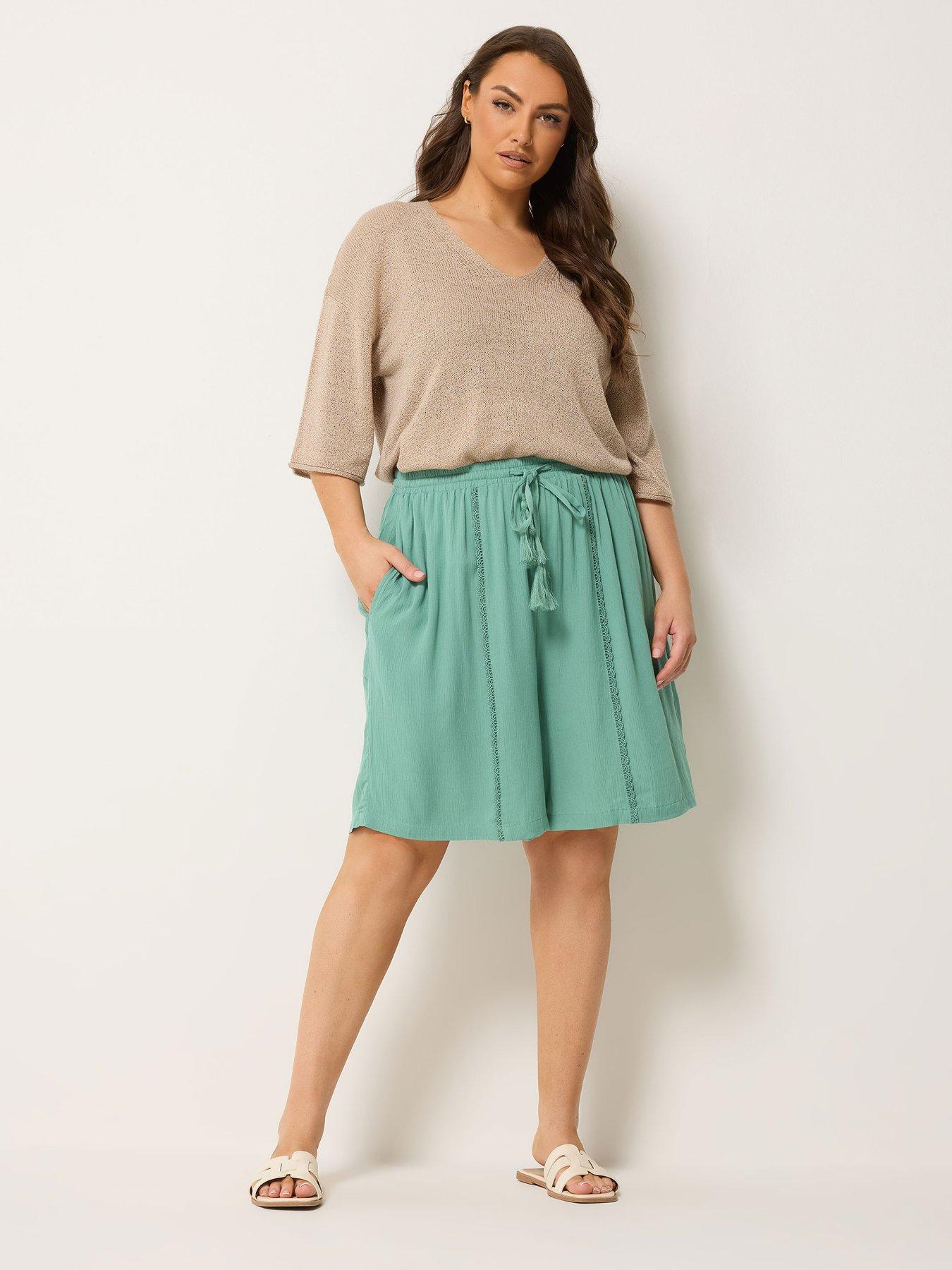 Image 3 of 4 of Yours Curve Scallop Front Trim Shorts - Green