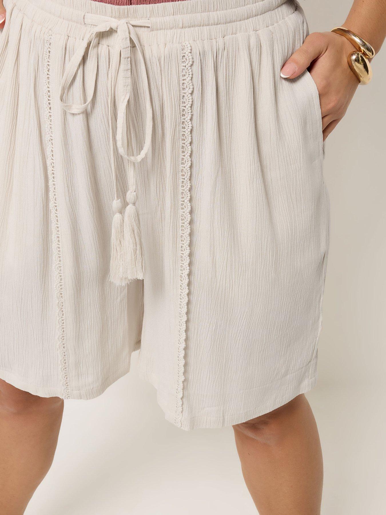 yours-curve-scallop-front-trim-shortsoutfit