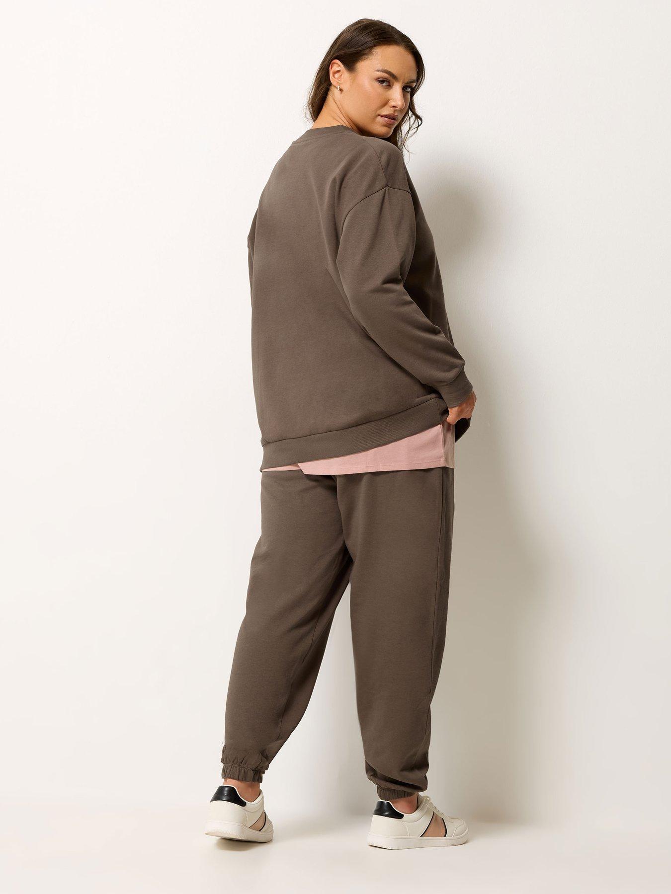Image 2 of 4 of Yours Curve T-Shirt &amp; Jogger Sweat Set - Pink