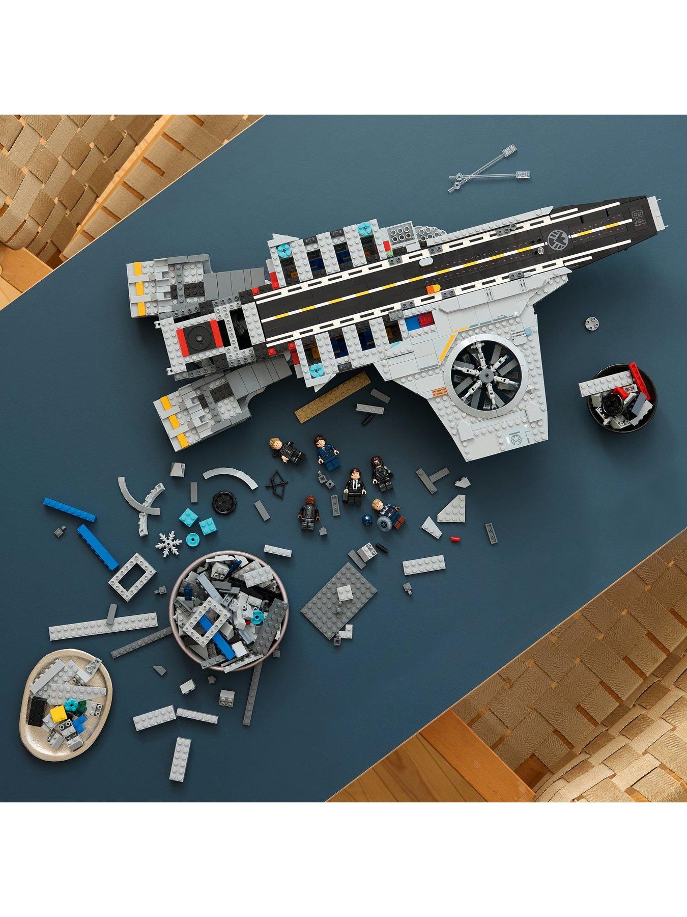 lego-marvel-super-heroes-shield-helicarrier-76354outfit