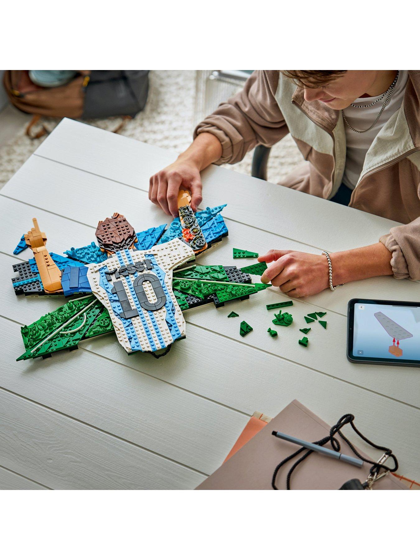 lego-editions-lionel-messi-ndash-celebration-building-set-43018stillFront