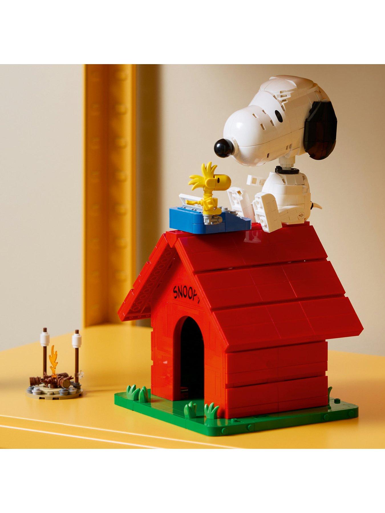 Image 6 of 8 of LEGO Ideas Peanuts: Snoopy&rsquo;s Doghouse Set 21368