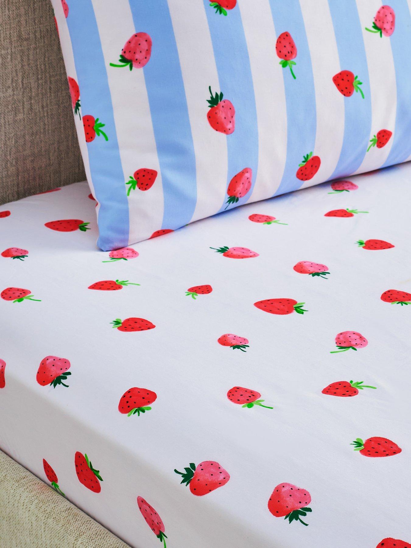 copenhagen-home-sweet-strawberries-fitted-sheetfront