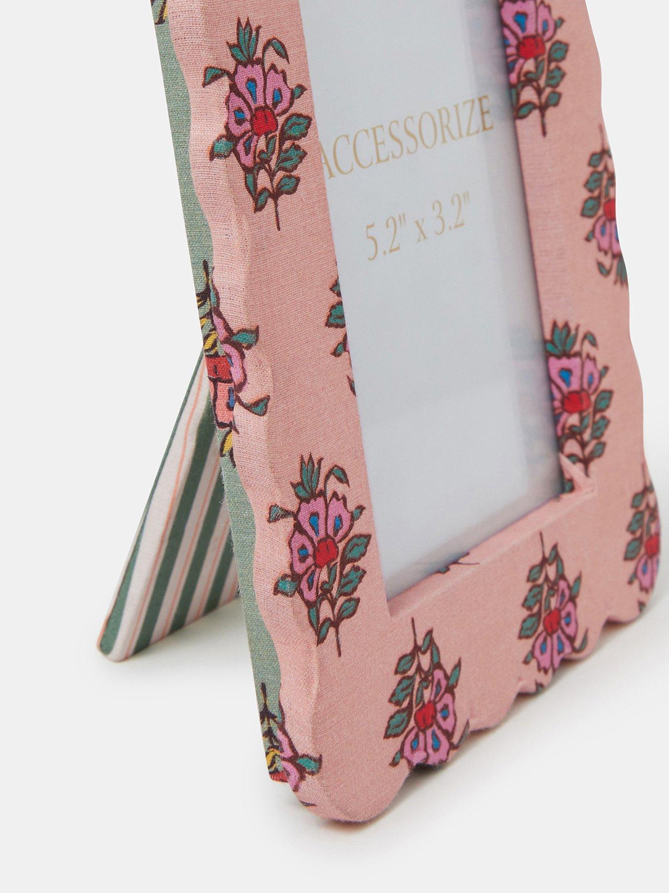 Image 2 of 2 of Accessorize Floral Scallop Photo Frame 5.2 X 3.2