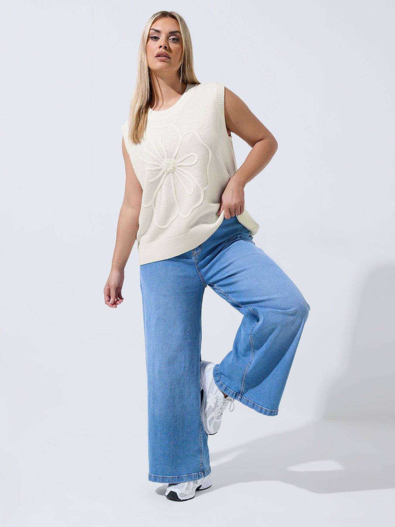 Image 3 of 5 of Yours Curve Knitted Embroidered Flower Top - White