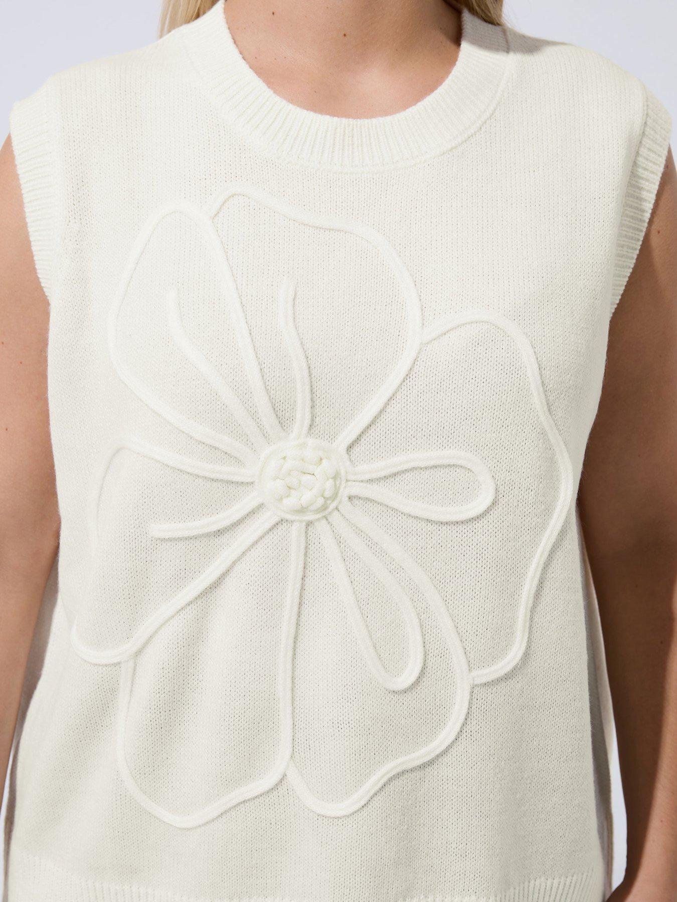 Image 4 of 5 of Yours Curve Knitted Embroidered Flower Top - White