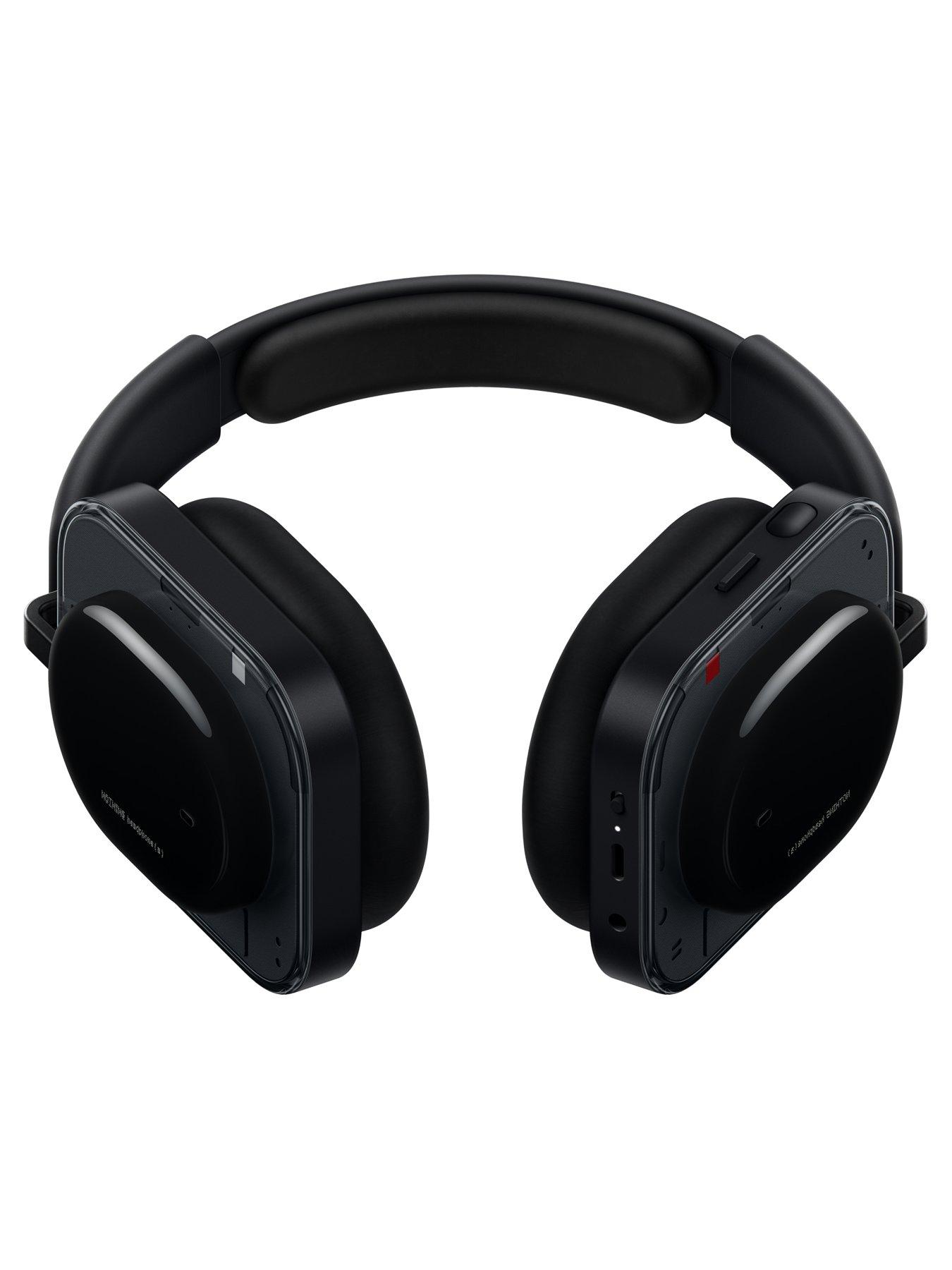 nothing-headphonea-blackoutfit