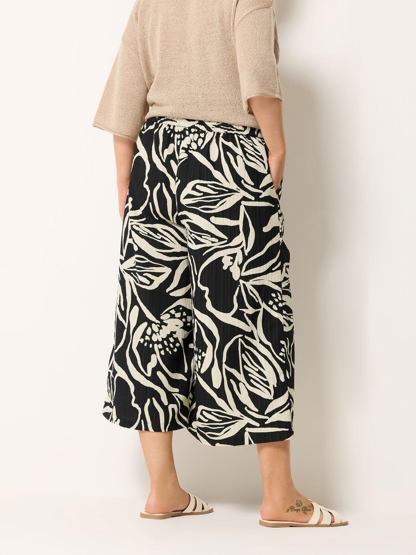Image 2 of 5 of Yours Curve Pull On Palm Print Crop Trousers - Black