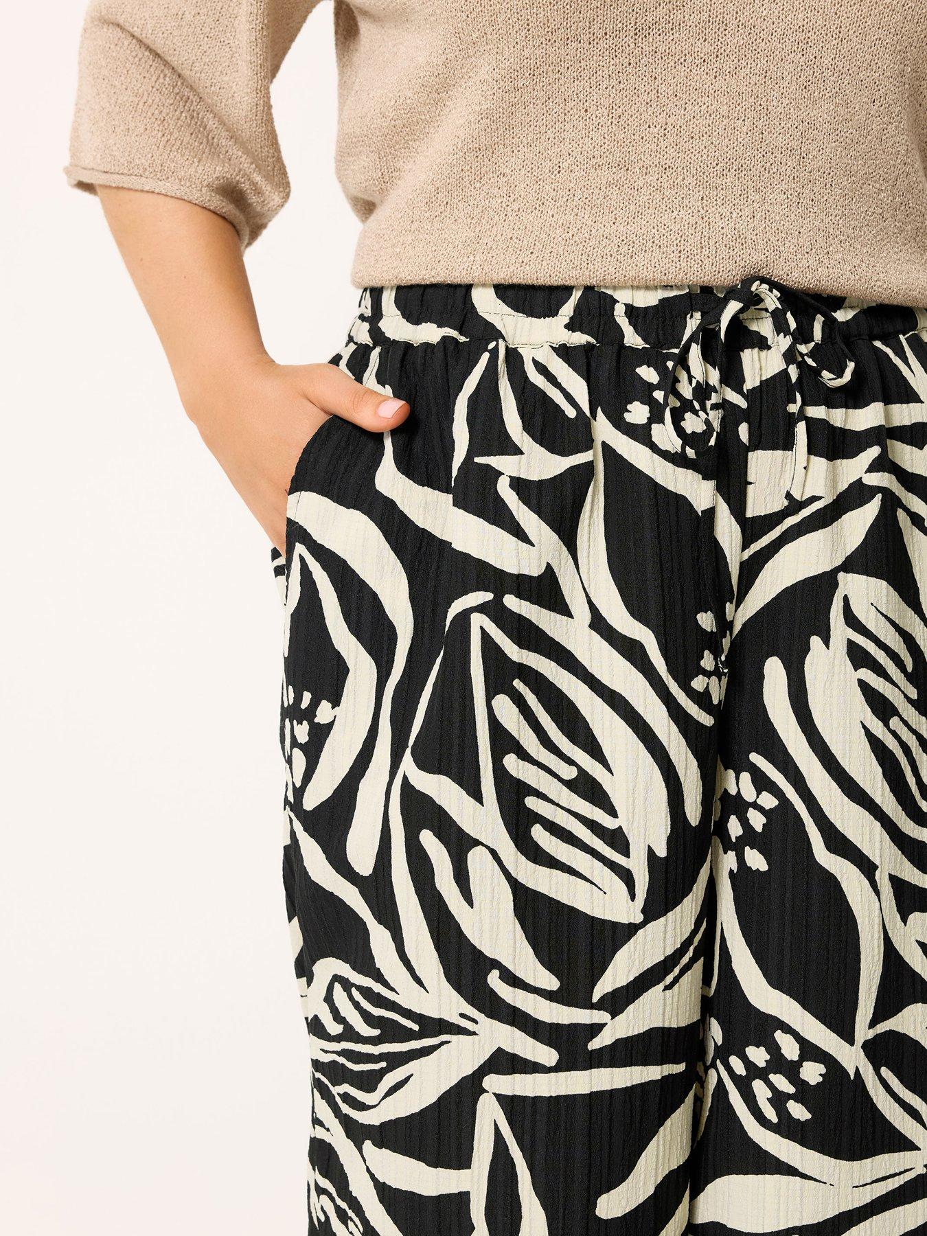 Image 4 of 5 of Yours Curve Pull On Palm Print Crop Trousers - Black