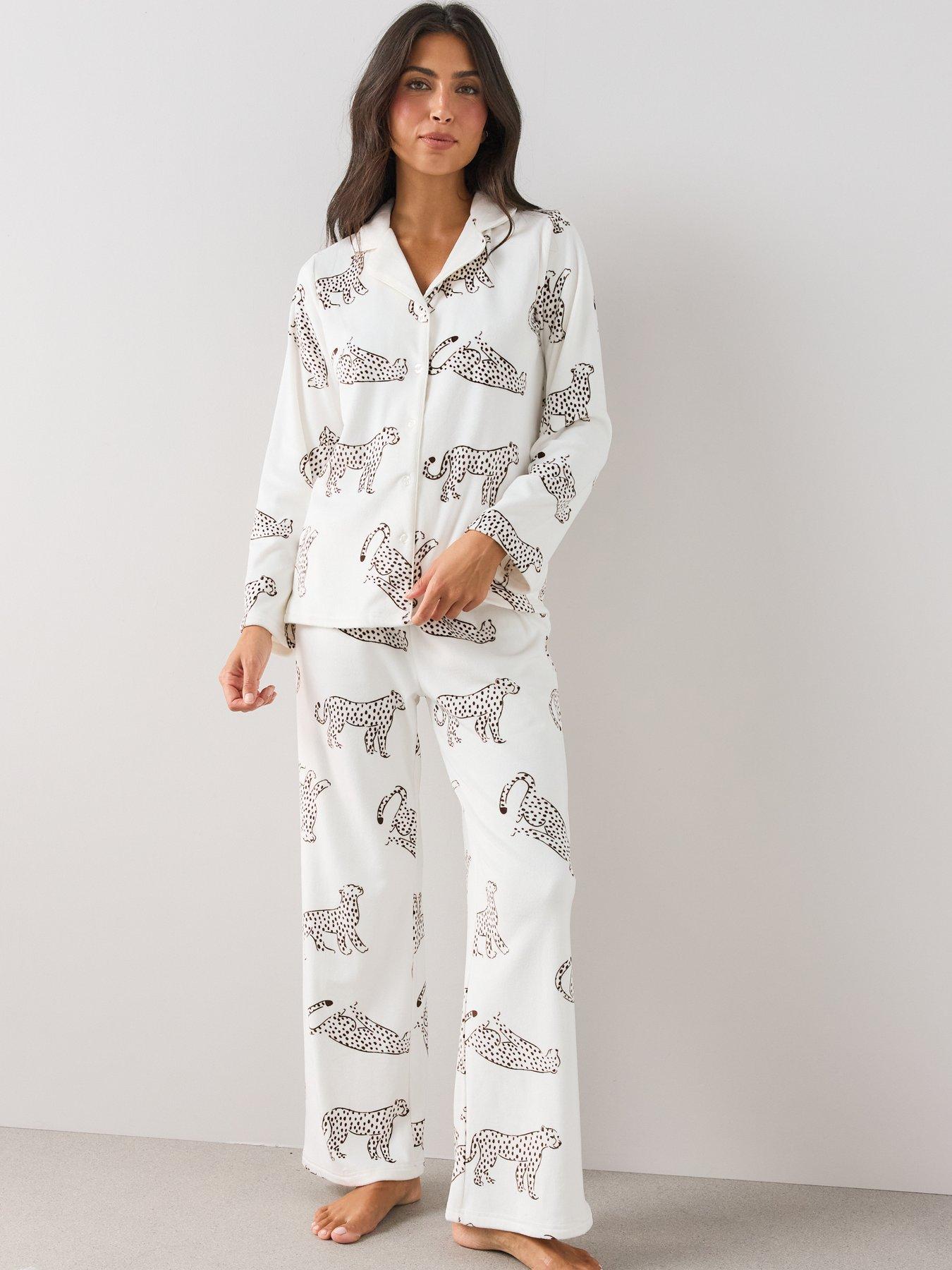 Image 6 of 7 of The Very Collection Fleece Revere Printed Pyjama Set - White