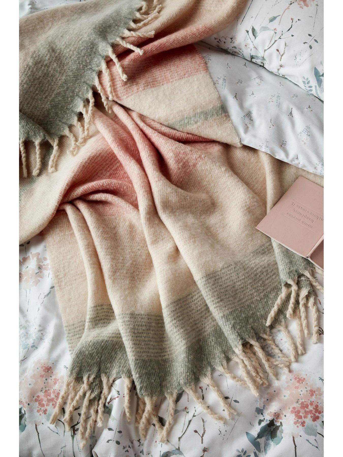 laura-ashley-ortonby-130x170cm-throw-plaster-pinkoutfit
