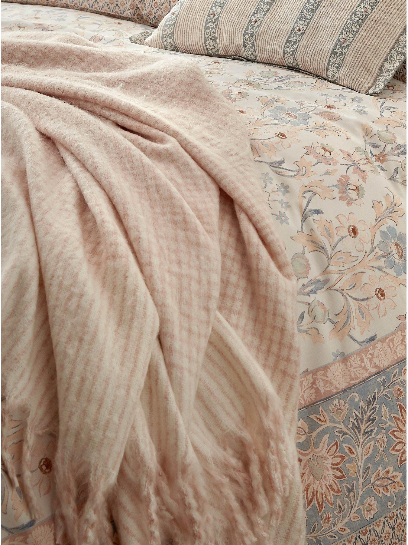 laura-ashley-lyngate-130x170cm-throw-pinkoutfit