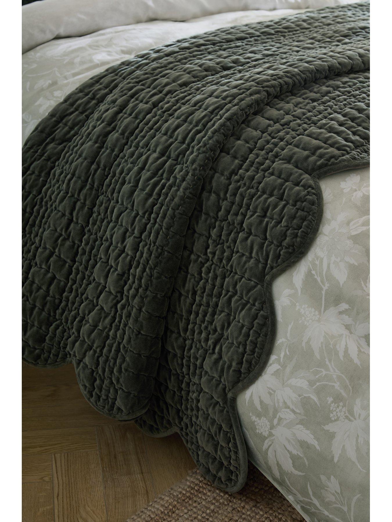 laura-ashley-scalloped-bedspread-180cm-x-235cmoutfit