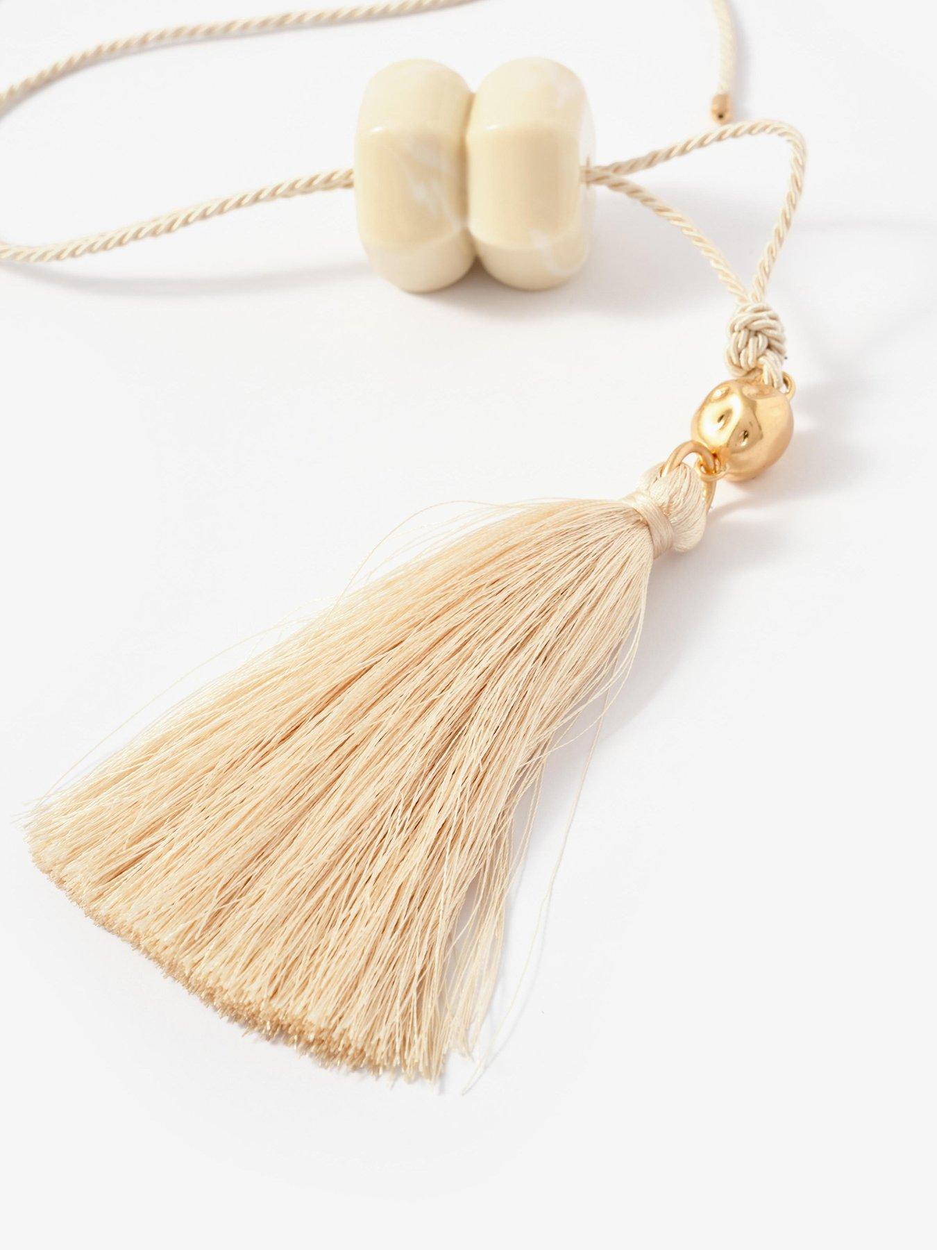 mint-velvet-cream-resin-tassel-pendantdetail