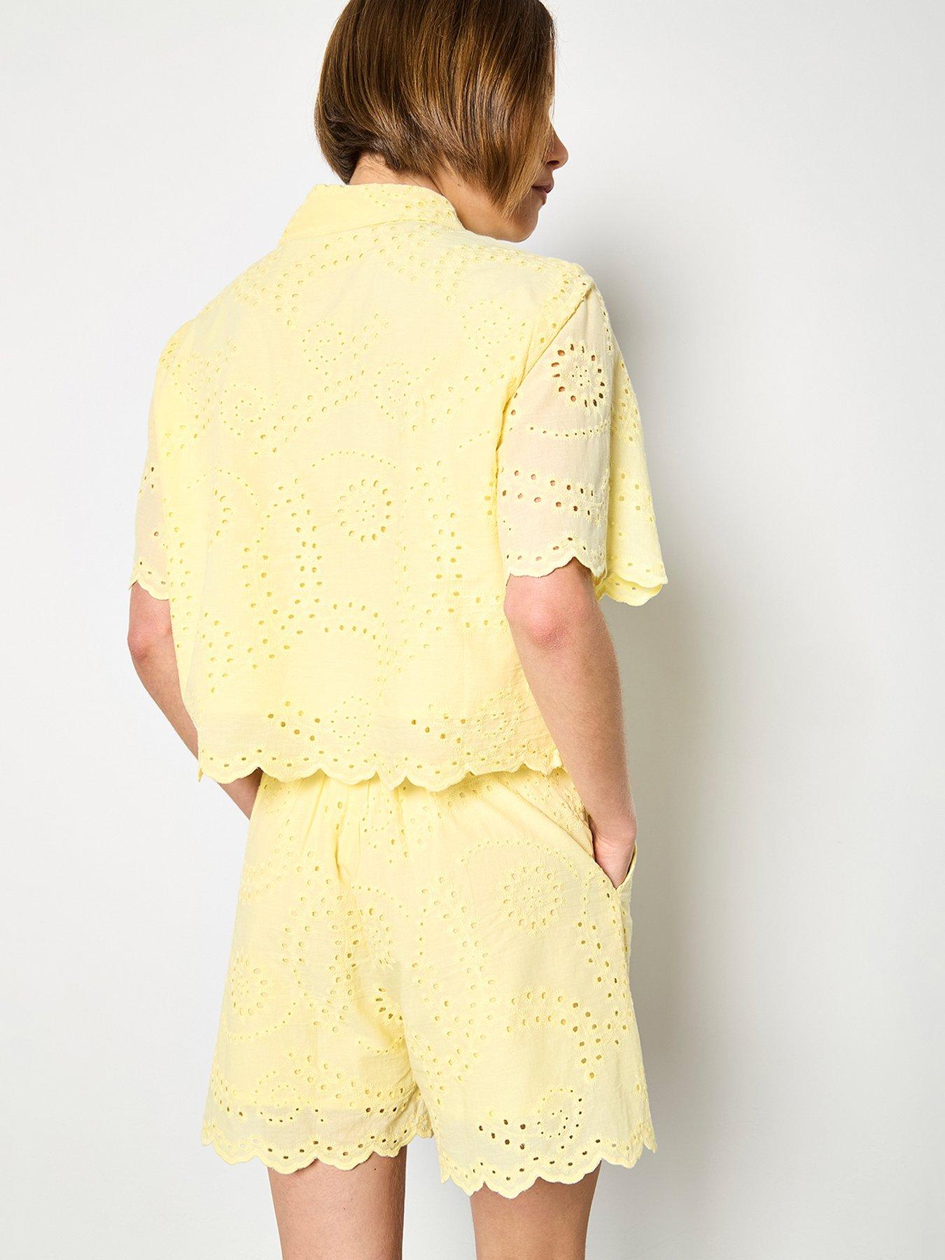 Image 2 of 4 of Apricot Scallop Edge Embroider Shorts - Yellow