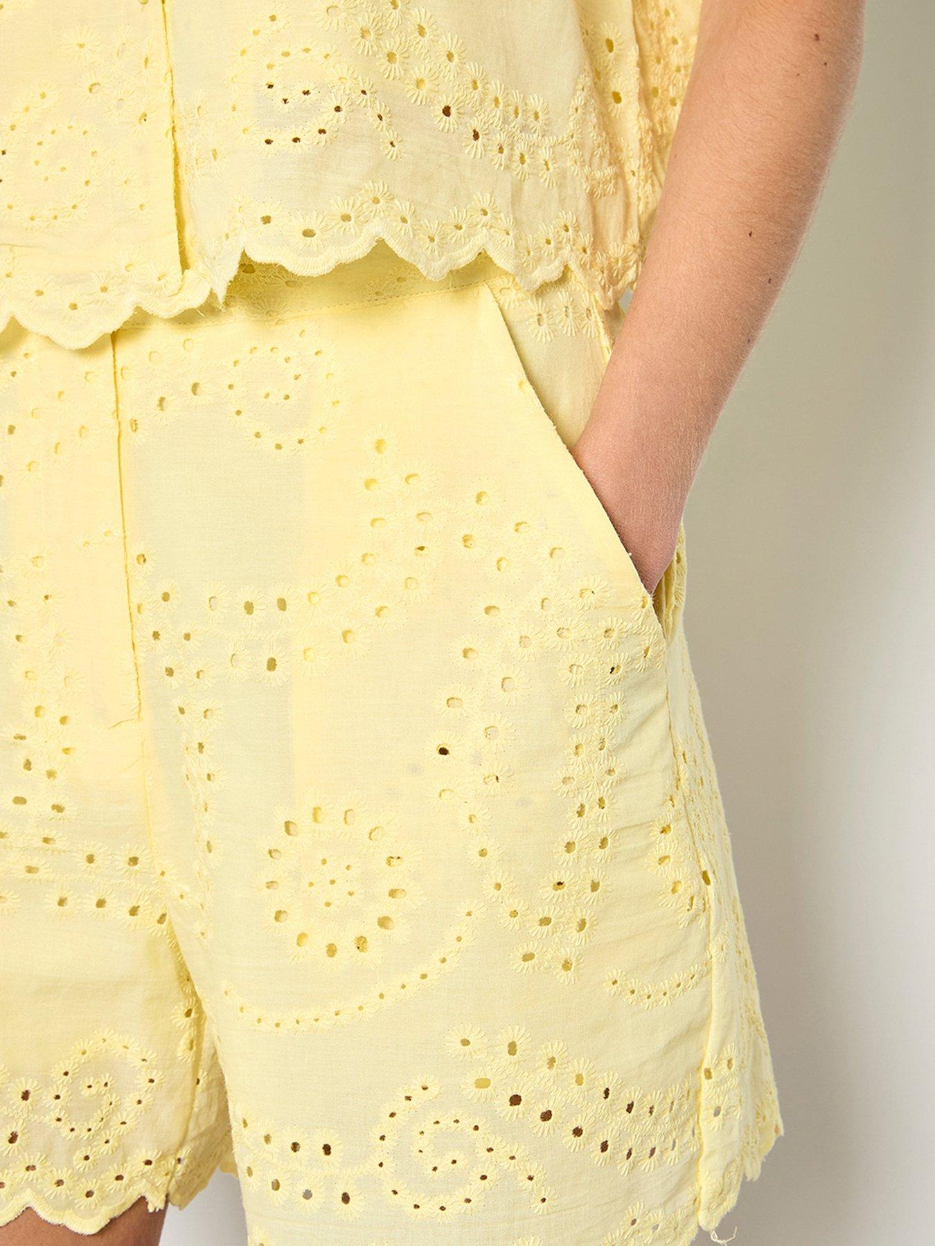 Image 3 of 4 of Apricot Scallop Edge Embroider Shorts - Yellow