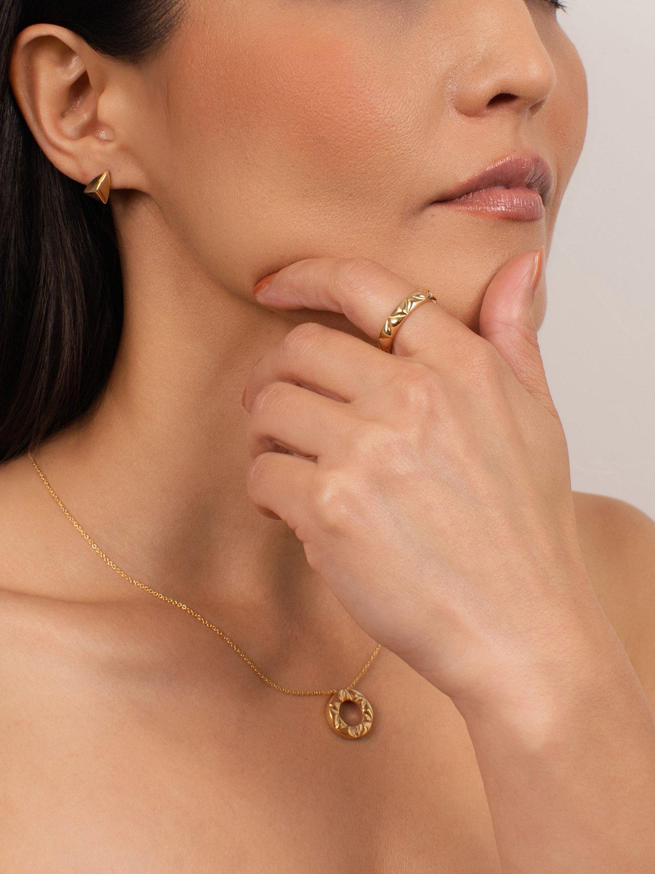 kleora-pyramid-modern-electrum-pyramid-circle-pendantoutfit
